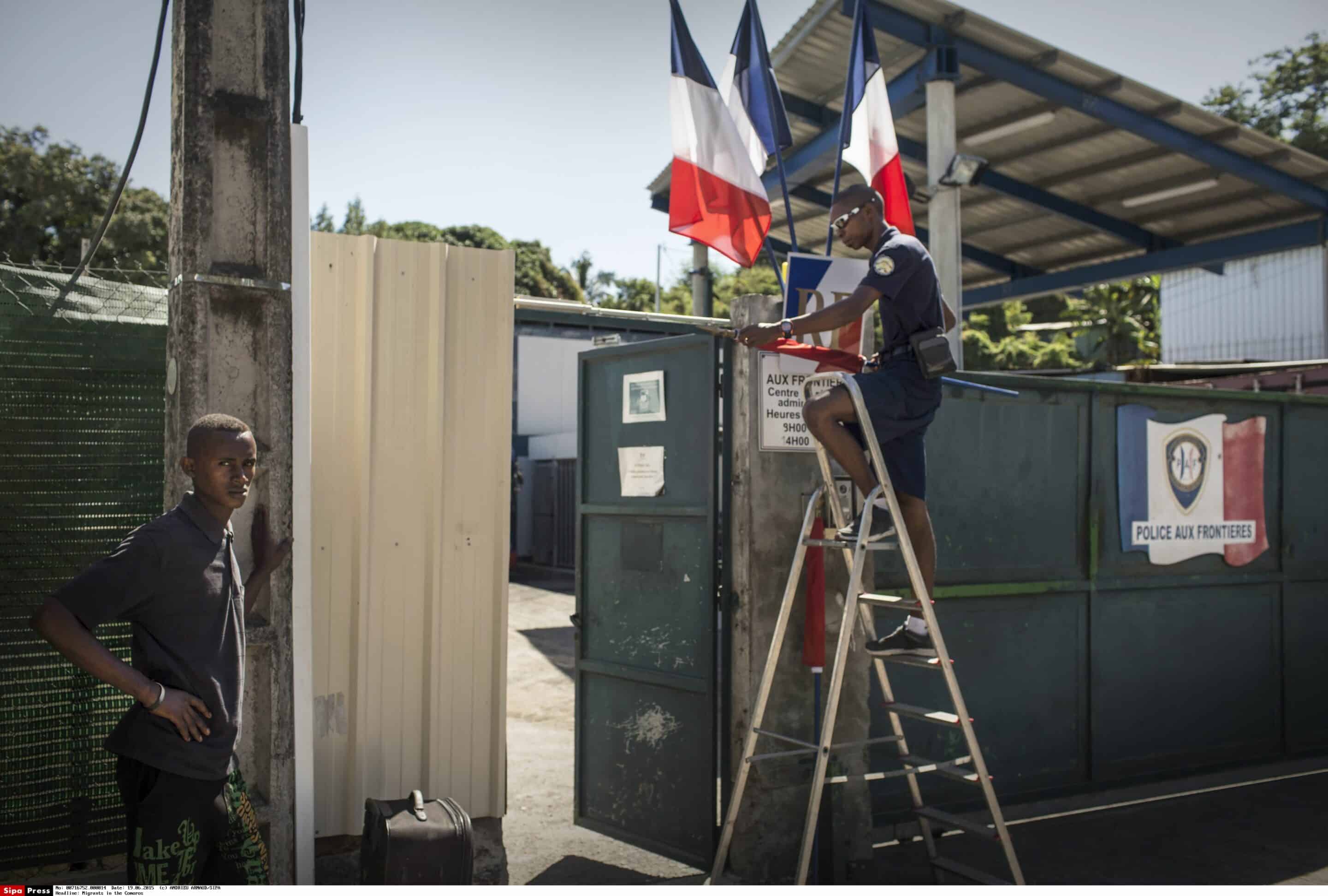 A young migrant arrived by kwassa from Anjouan. (Photo by Arnaud Andrieu/Sipa Press)/ANDRIEUARNAUD_084114/Credit:ANDRIEU ARNAUD/SIPA/1506250904