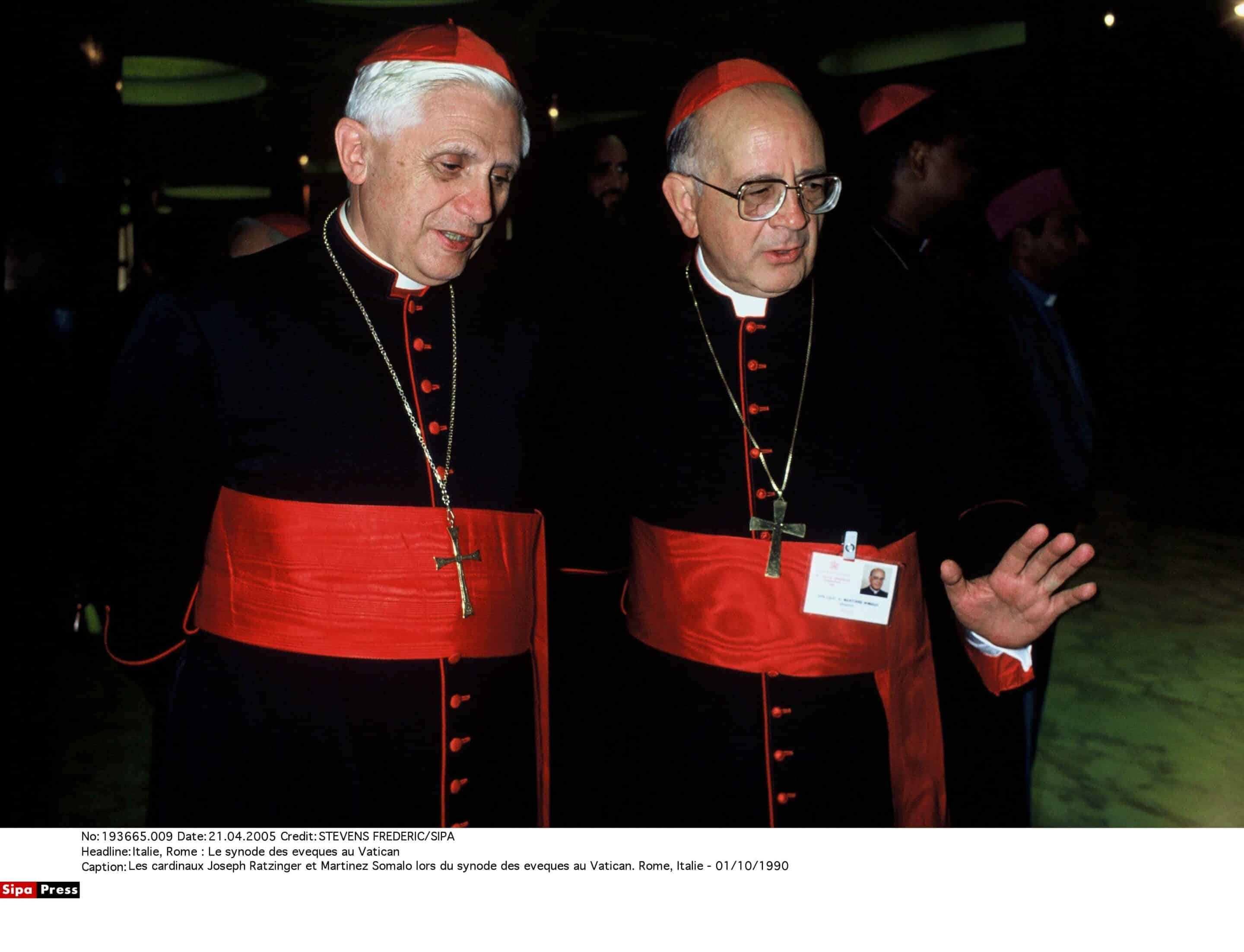 Les cardinaux Joseph Ratzinger et Martinez Somalo lors du synode des eveques au Vatican. Rome, Italie - 01/10/1990 (c) Sipa