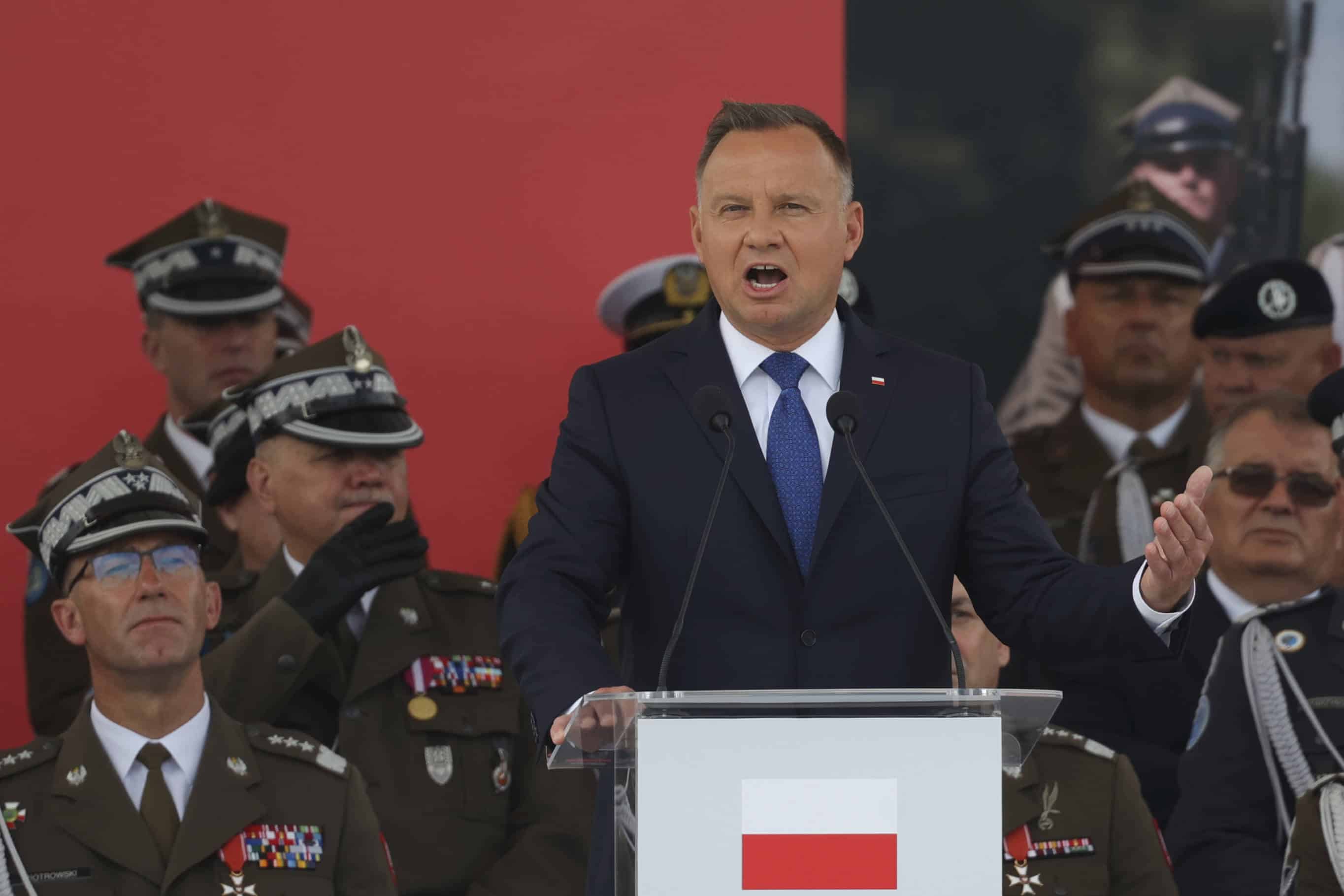 Le président polonais Andrzej Duda prononce un discours lors de la cérémonie marquant la Journée de l'armée polonaise à Varsovie, en Pologne, le lundi 15 août 2022. (AP Photo/Michal Dyjuk)/DYJ101/22227477260815//2208151545