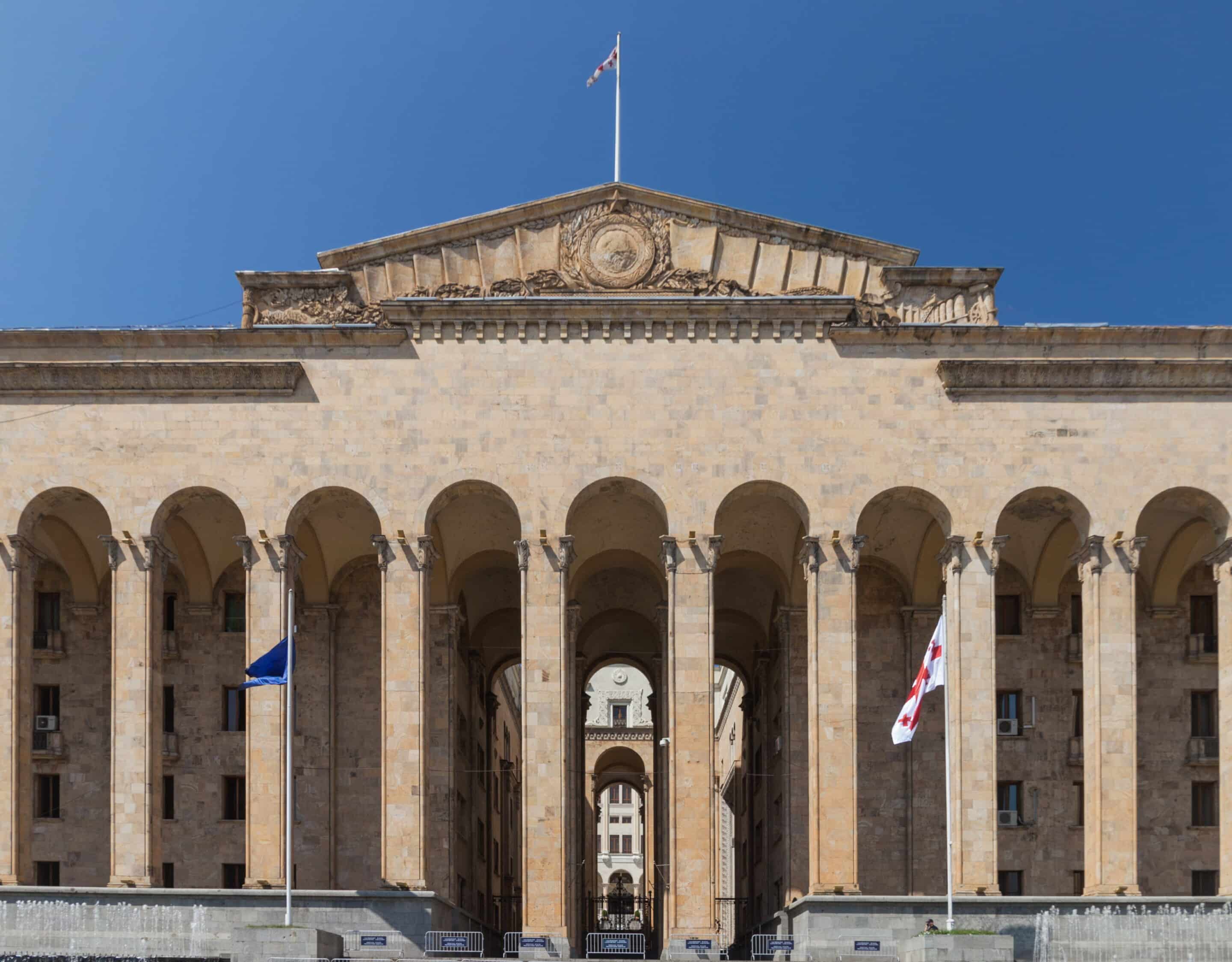 Façade principale du Parlement géorgien à Tbilissi.
Crédit : Marcin Konsek, Wikimedia Commons