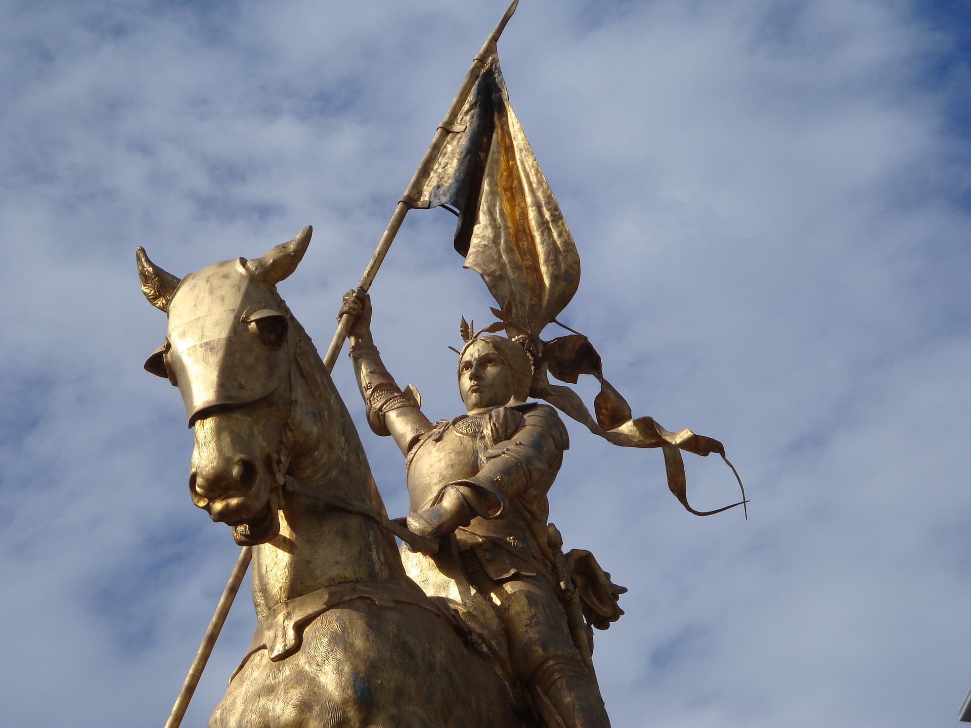 Jeanne d'arc : statufiée par la République, canonisée par l'Eglise.