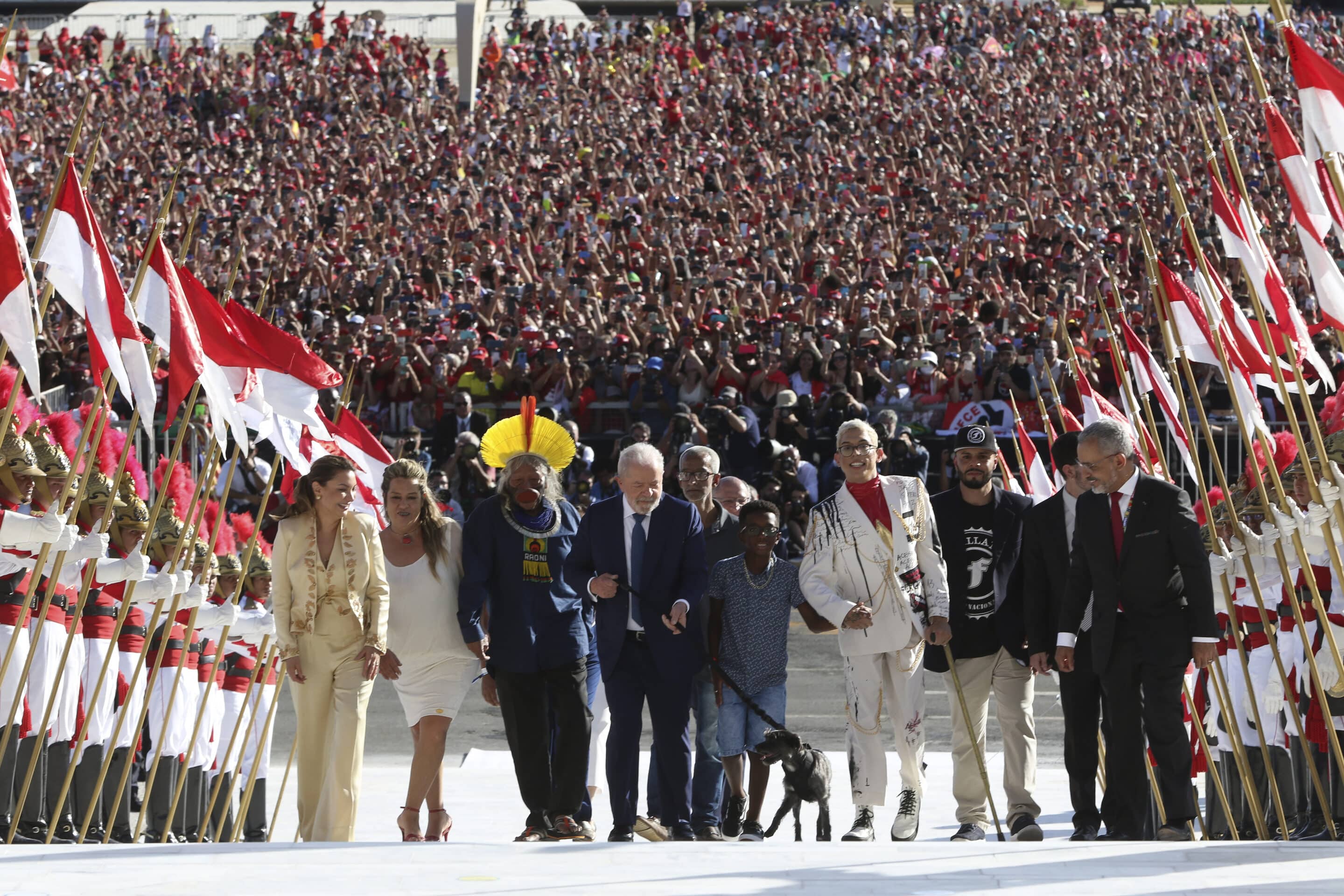 Luiz Inácio Lula da Silva accompagné de son épouse, du chef Raoni et d’un groupe de citoyens lors de son arrivée au palais présidentiel, le 1er janvier 2023.
Crédit : Wikimedia Commons