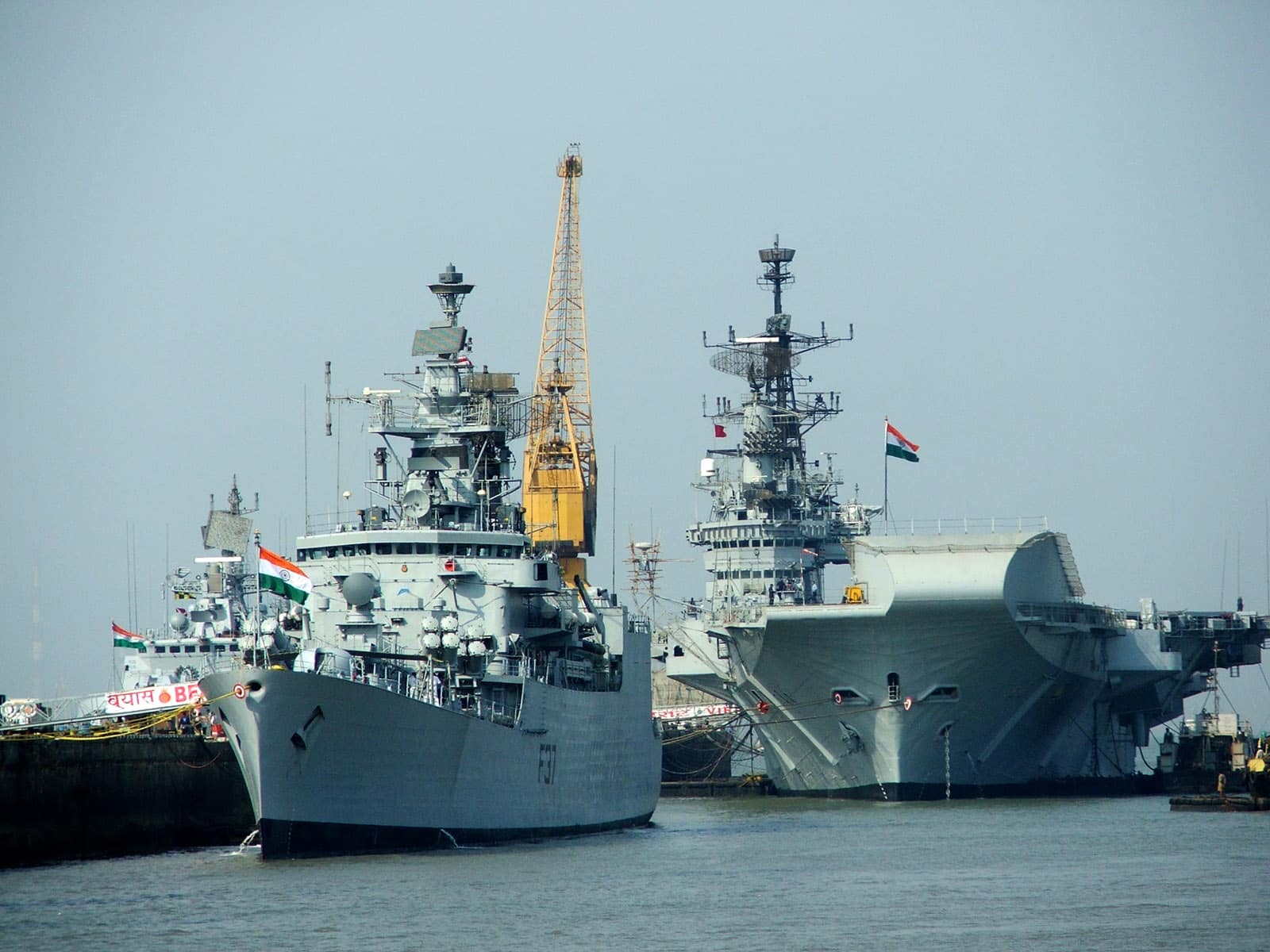 La frégate INS Betwa et le porte-avions INS Viraat à Bombay.
Crédit : Wikimedia Commons