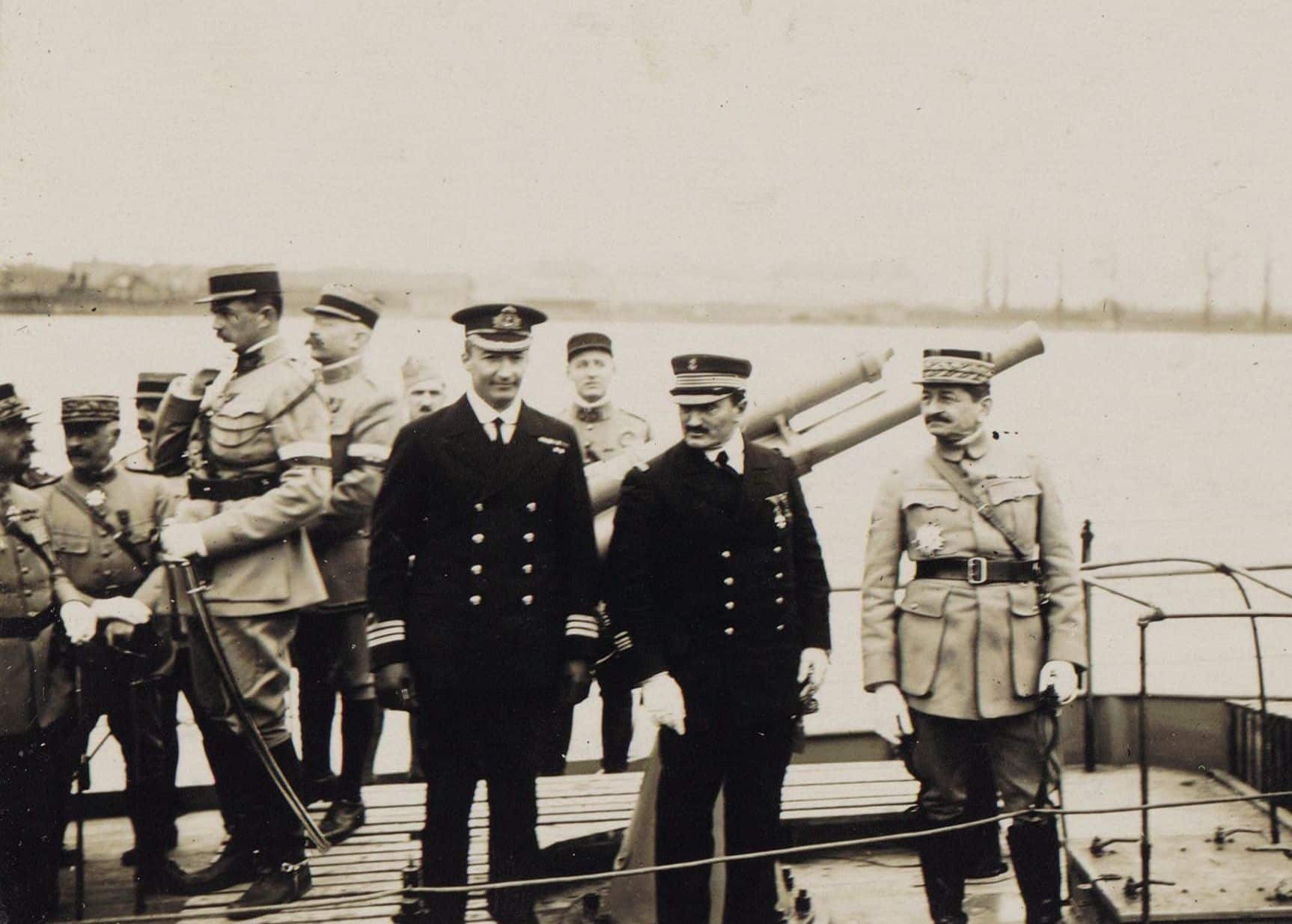 Revue de la flottille alliée sur le Rhin à Mayence le 23 avril 1919. Au premier plan, le capitaine Darlan, entre le général Mangin et le commander britannique Achison.
Crédit : auteur inconnu, wikimedia commons