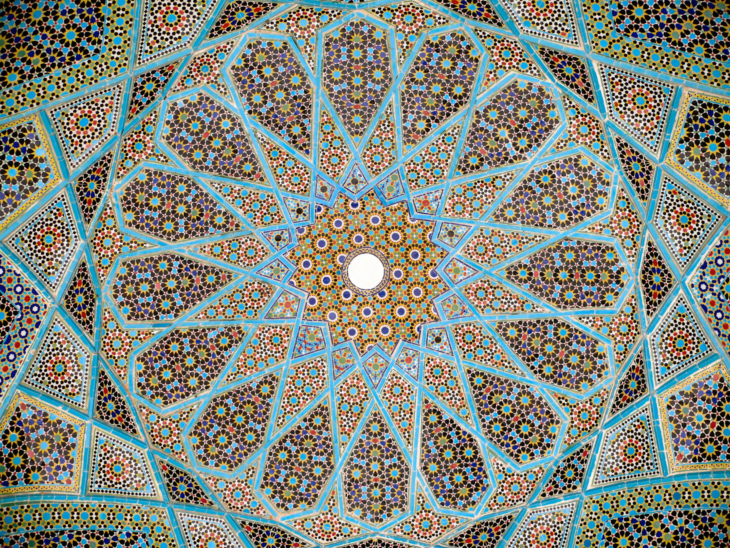 Plafond de la tombe du poète persan Hafez à Shiraz, dans la province de Fars, en Iran.
Crédit : Pentocelo — Travail personnel, Wikimedia commons