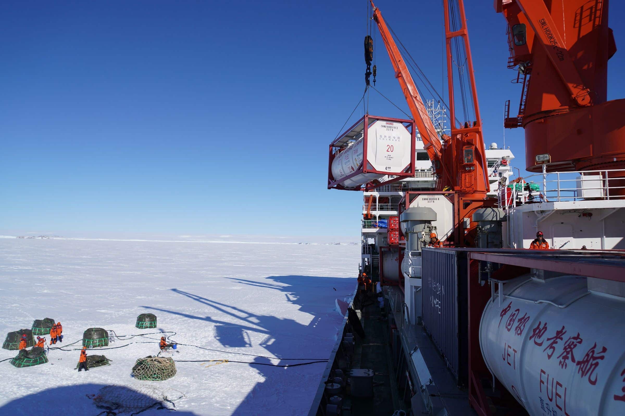 Les membres de l'expédition antarctique chinoise déchargent les cargaisons du brise-glace chinois Xuelong dans la rade au large de la station chinoise Zhongshan en Antarctique, le 23 novembre 2019
Crédit:CHINE NOUVELLE/SIPA/1912021311