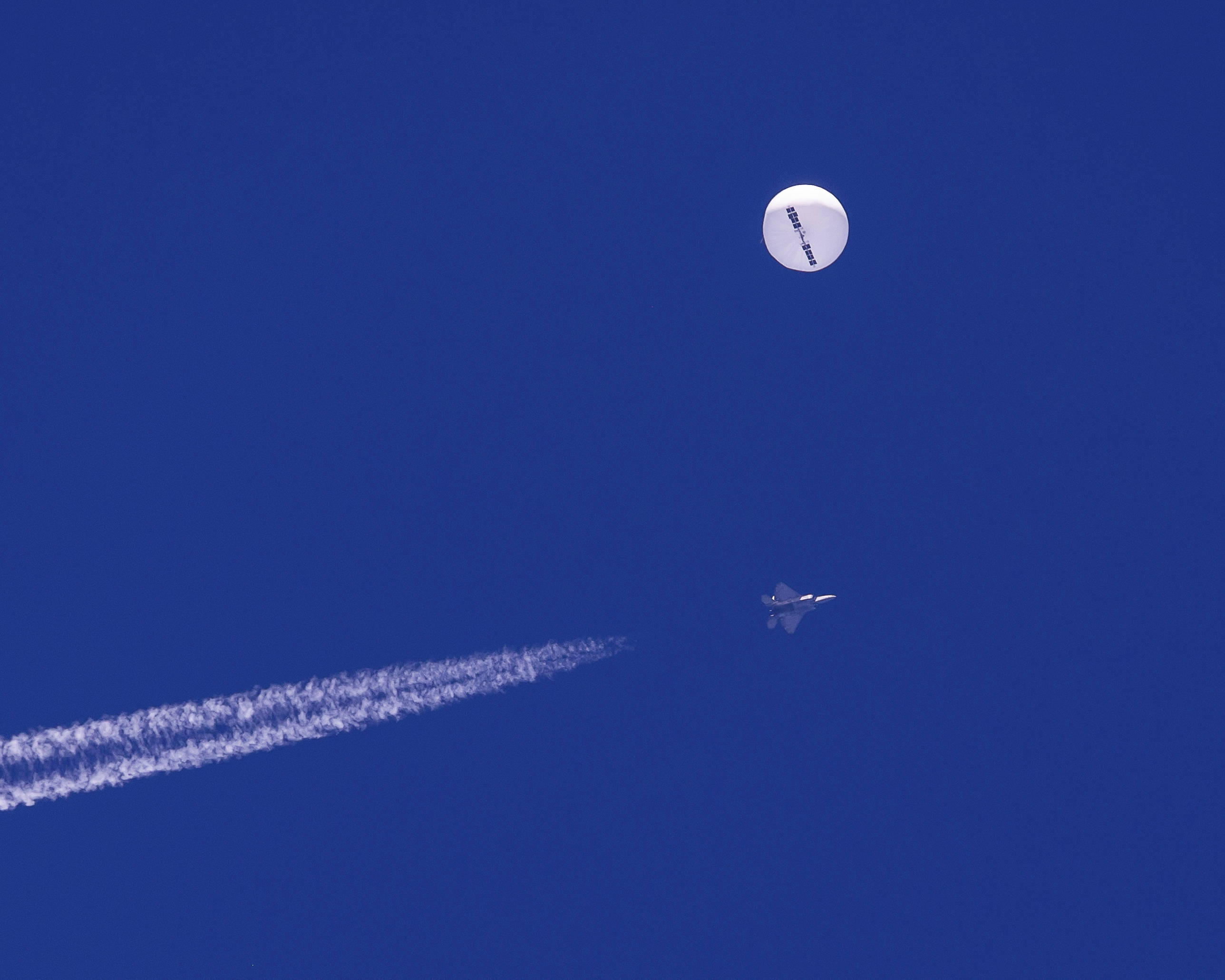 Le ballon a été frappé par un missile d'un chasseur F-22 au large de Myrtle Beach. (Chad Fish via AP)/SCHO901/23036181434388-0/AP PROVIDES CREDIT/2302050646