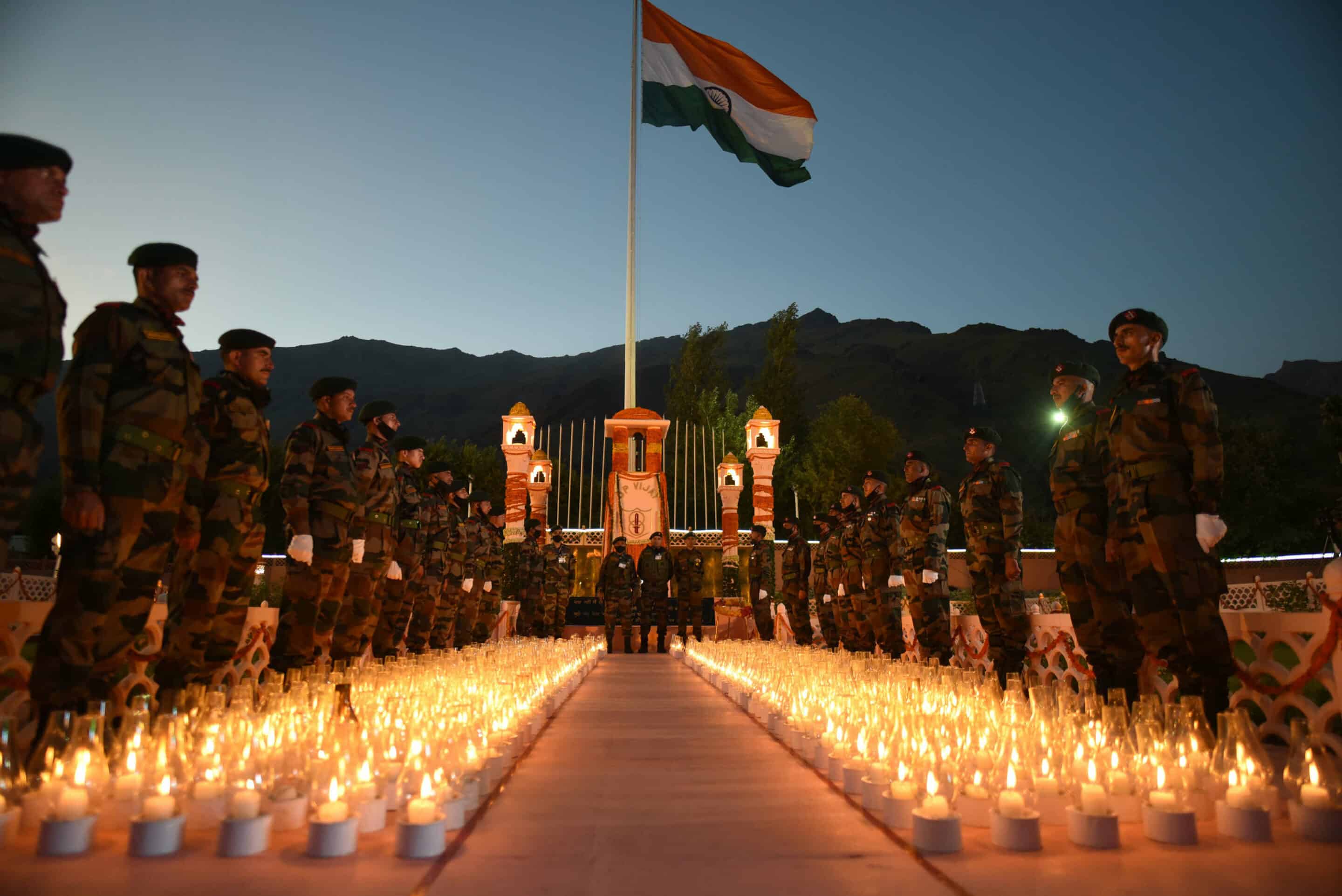 L'armée rend hommage aux soldats tombés au combat à l'occasion du Kargil Vijay Diwas, Srinagar, Jammu et Cachemire, Inde - 25 Jul 2021
On Kargil Vijay Diwas, Srinagar, Jammu and Kashmir, India - 25 Jul 2021/shutterstock_editorial_Army_Pays_Tribute_To_Fallen_So_12230633d//2107251856