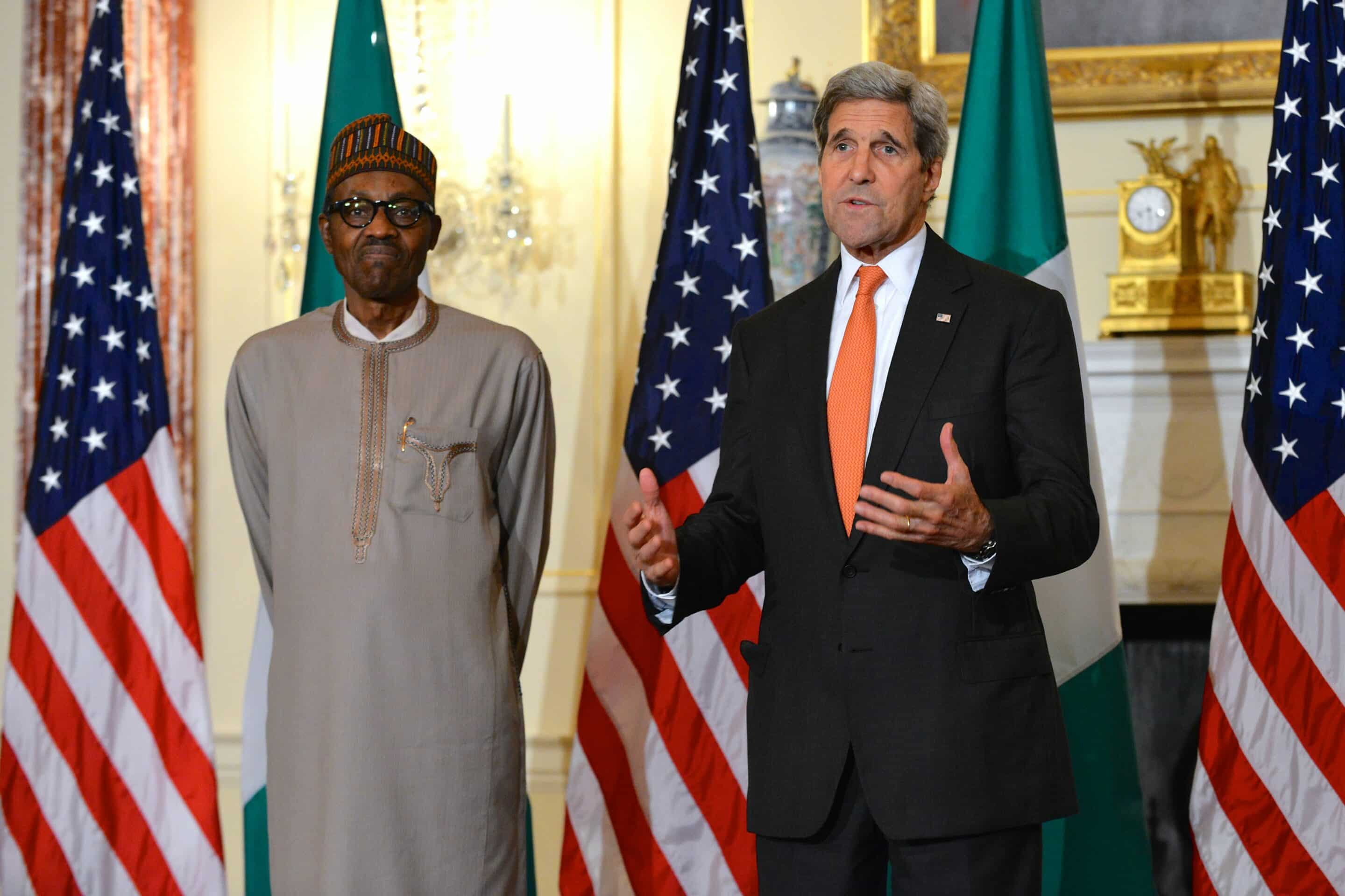 Le président sortant Buhari à Washington avec le secrétaire d'État américain John Kerry.
Crédit : U.S. Department of State, Wikimedia commons