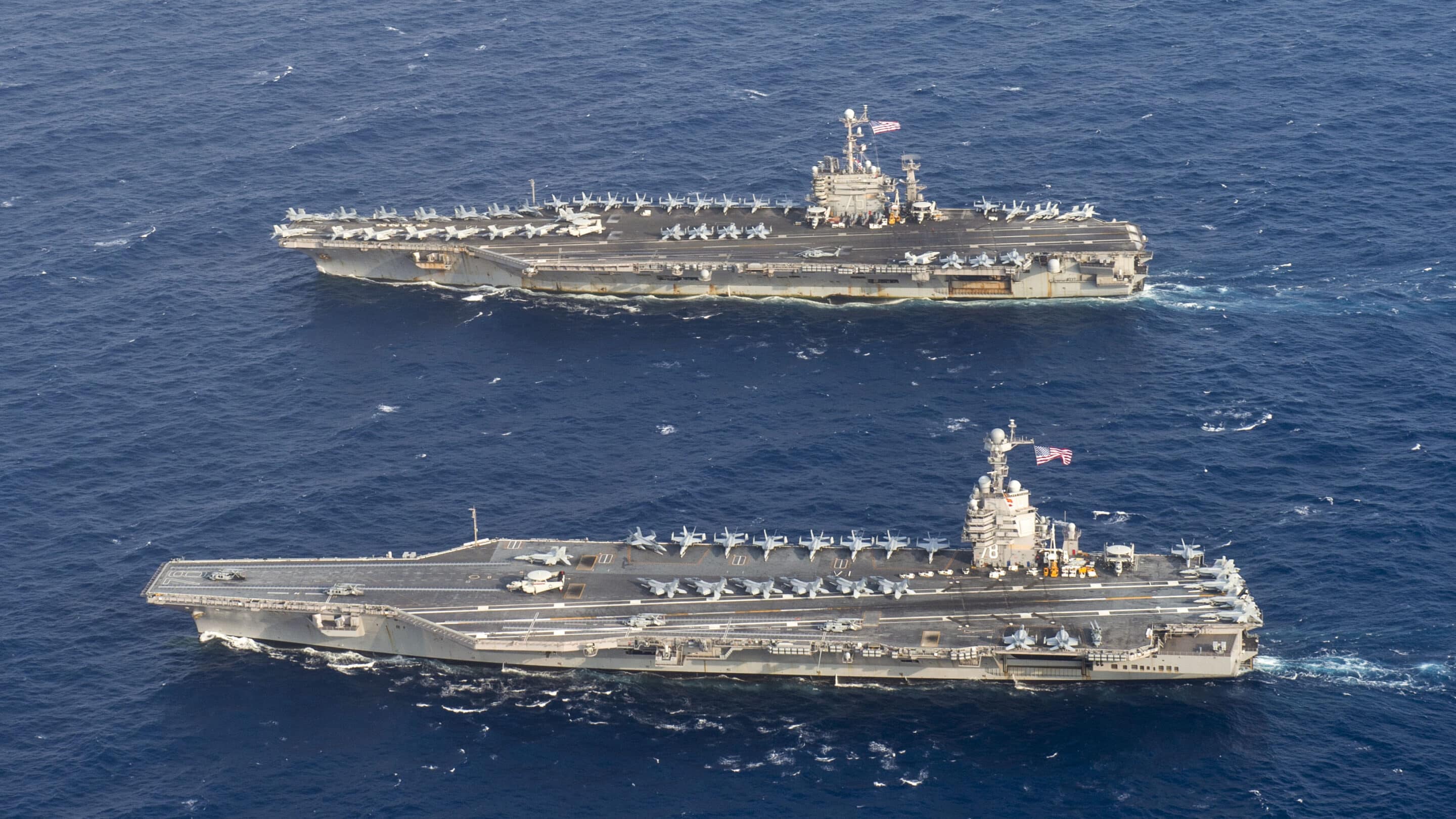 Le porte-avions de classe Ford USS Gerald R. Ford (CVN 78), à l'avant, et le porte-avions de classe Nimitz USS Harry S. Truman (CVN 75) traversent l'océan Atlantique, le 4 juin 2020, marquant la première fois qu'un porte-avions de classe Nimitz et un porte-avions de classe Ford opèrent ensemble en mer. 
Crédit : Wiki commons