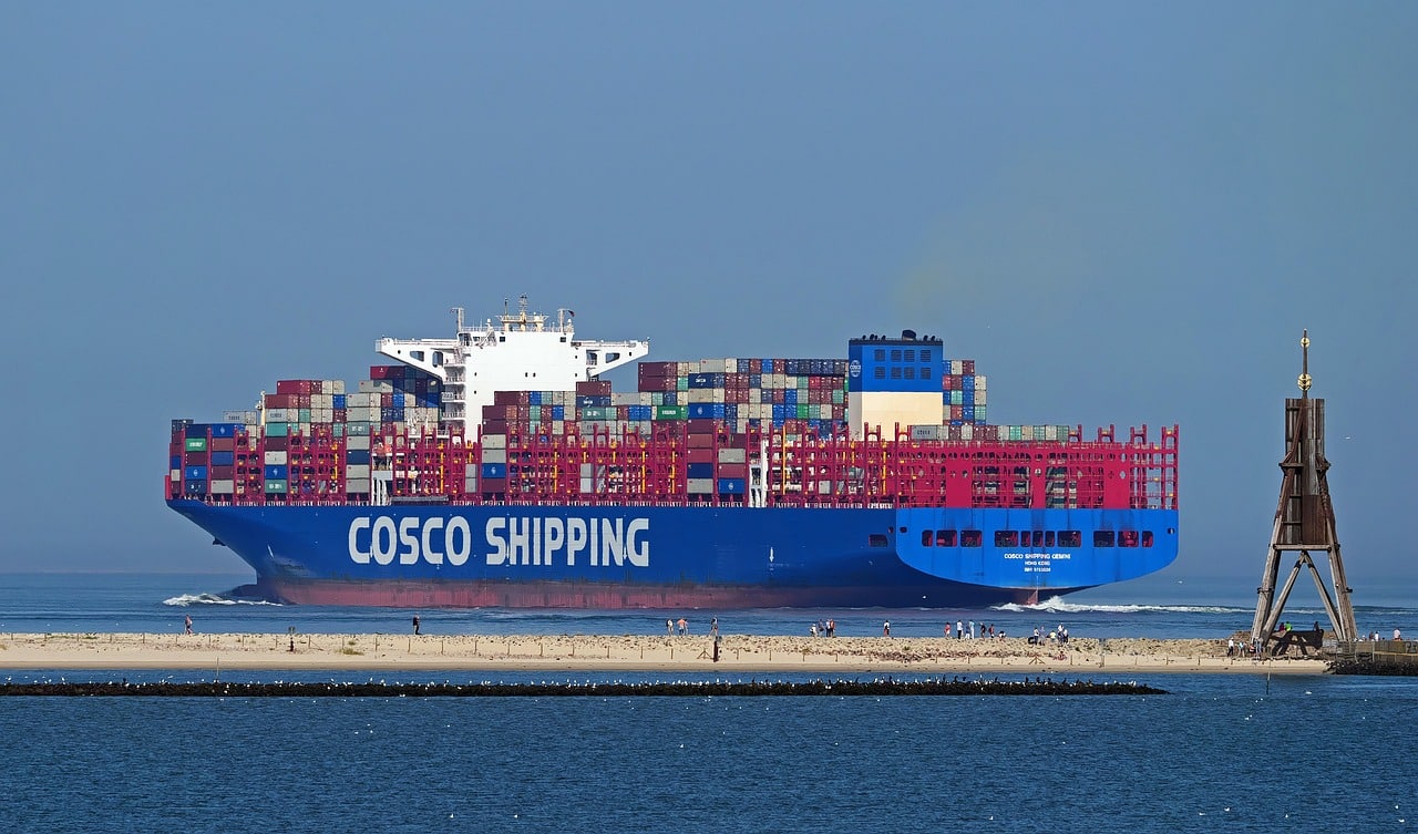 PORTE CONTENEUR DE LA CHINA COSCO SHIPPING CORPORATION LIMITED, PREMIER ARMATEUR CHINOIS. CRÉDIT : HPGRUESEN, PIXABAY