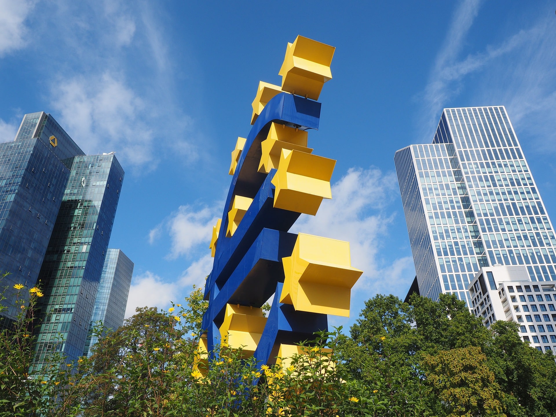 Sculpture du symbole de l’euro, devant la Banque centrale européenne à Francfort (Allemagne).
Crédit : Pixabay