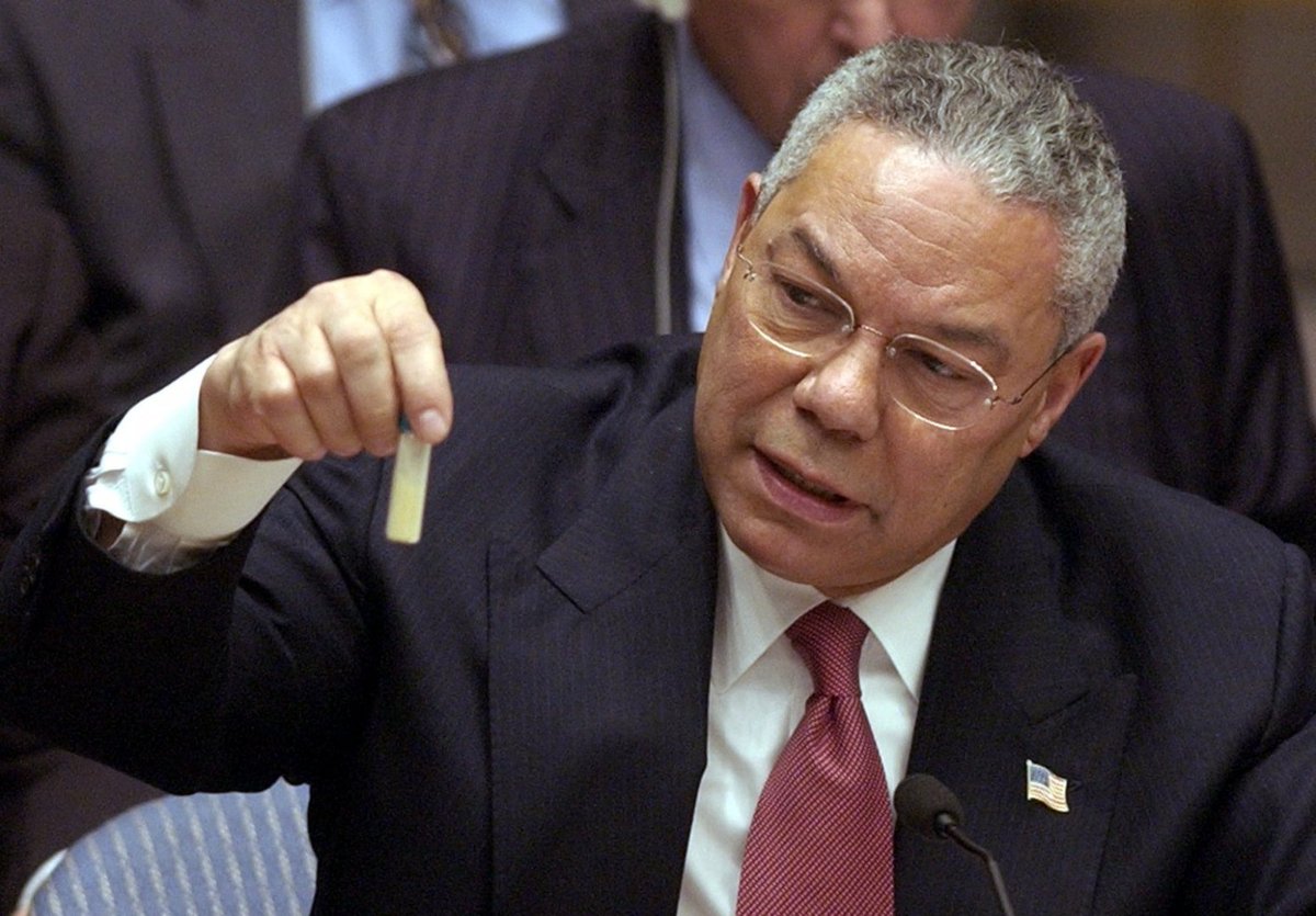 Colin Powell, secrétaire d'État des États-Unis, tenant une capsule présentée comme contenant de l'anthrax, lors d'une session du Conseil de sécurité des Nations unies, prétendant que l'Irak est susceptible de posséder des armes de destruction massive, 5 février 2003.
Par United States Government - Wiki commons