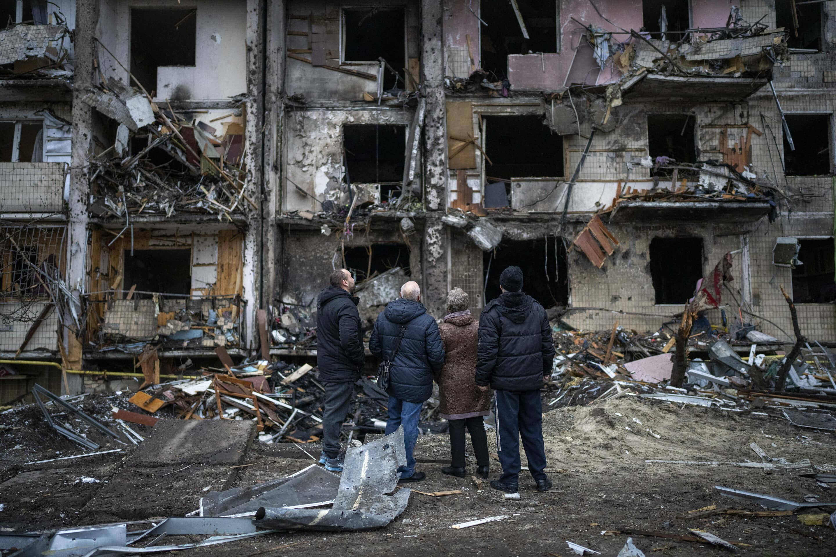 Des personnes regardent les dégâts causés par une attaque à la roquette dans la ville de Kiev, en Ukraine, vendredi 25 février 2022. 
Crédit : SIPA (AP Photo/Emilio Morenatti)/EM106/22056251923821//2202250804