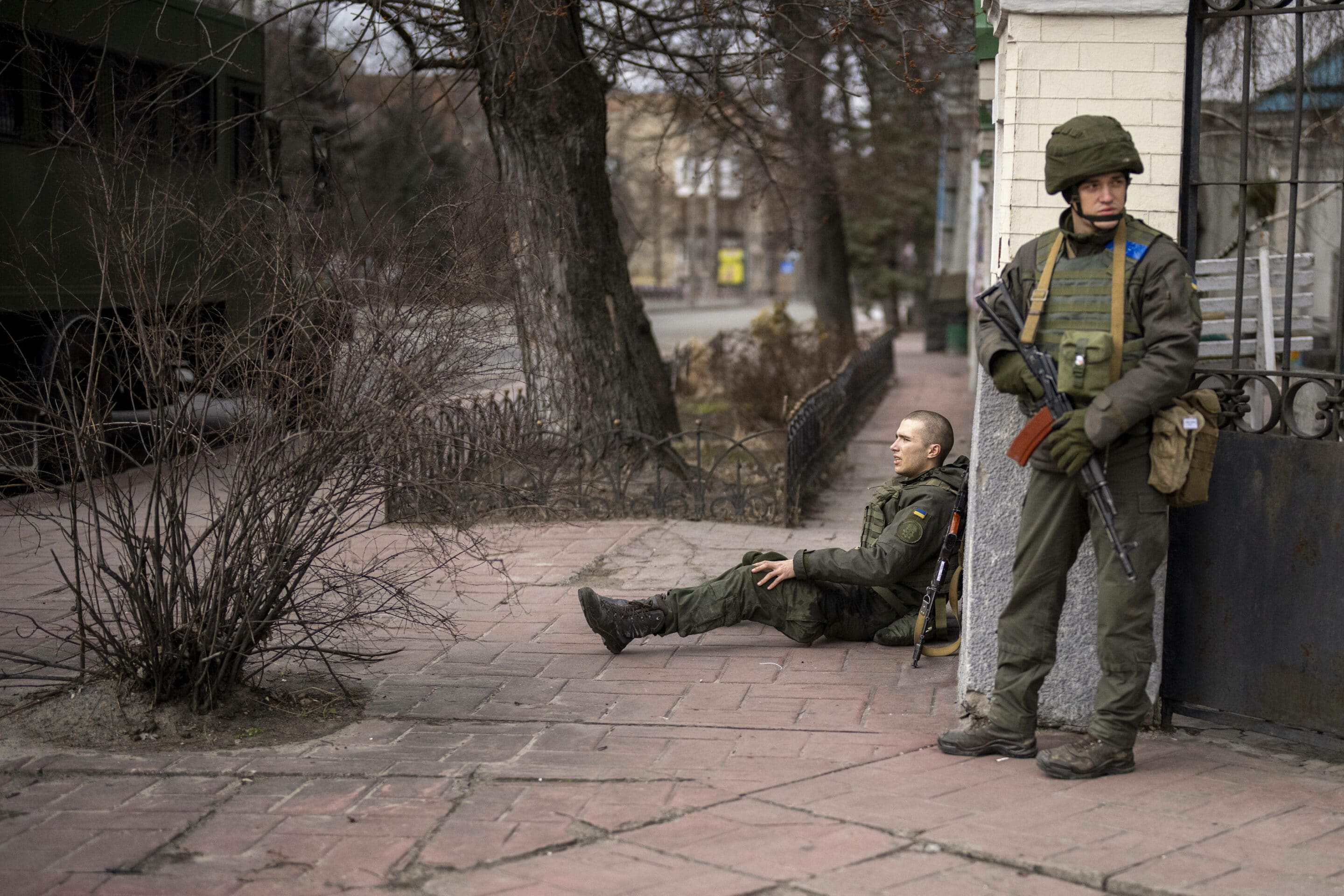 Un soldat ukrainien est assis, blessé par des tirs croisés à l'intérieur de la ville de Kyiv, Ukraine, vendredi 25 février 2022. 
Crédit : SIPA (AP Photo/Emilio Morenatti)/EM122/22056398725779//2202251215