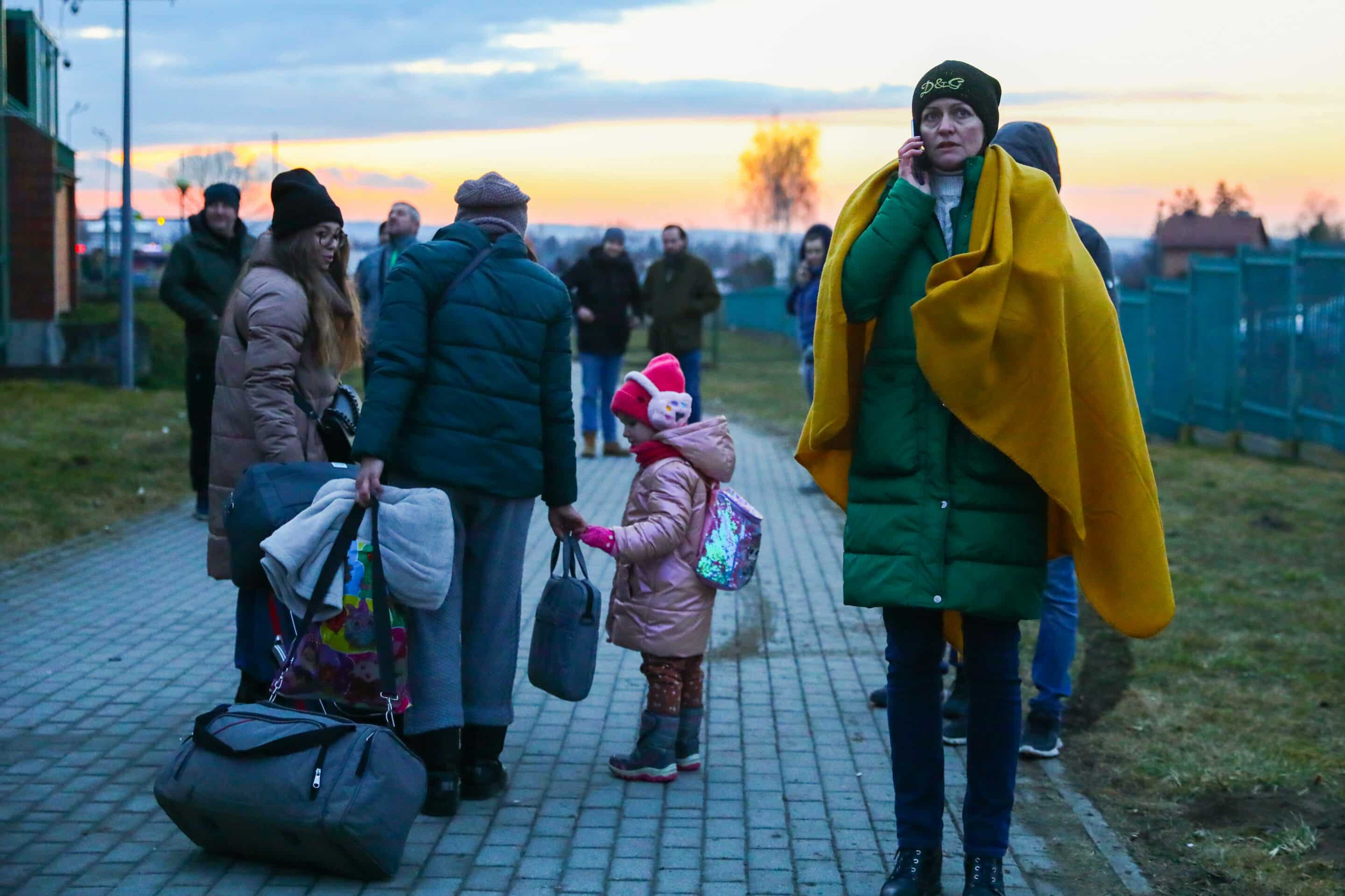 Des réfugiés fuyant l'Ukraine sont vus après avoir traversé la frontière ukraino-polonaise en raison de l'attaque militaire russe sur l'Ukraine. Medyka, Pologne, le 25 février 2022. Beata Zawrzel/Sipa USA/SIPA