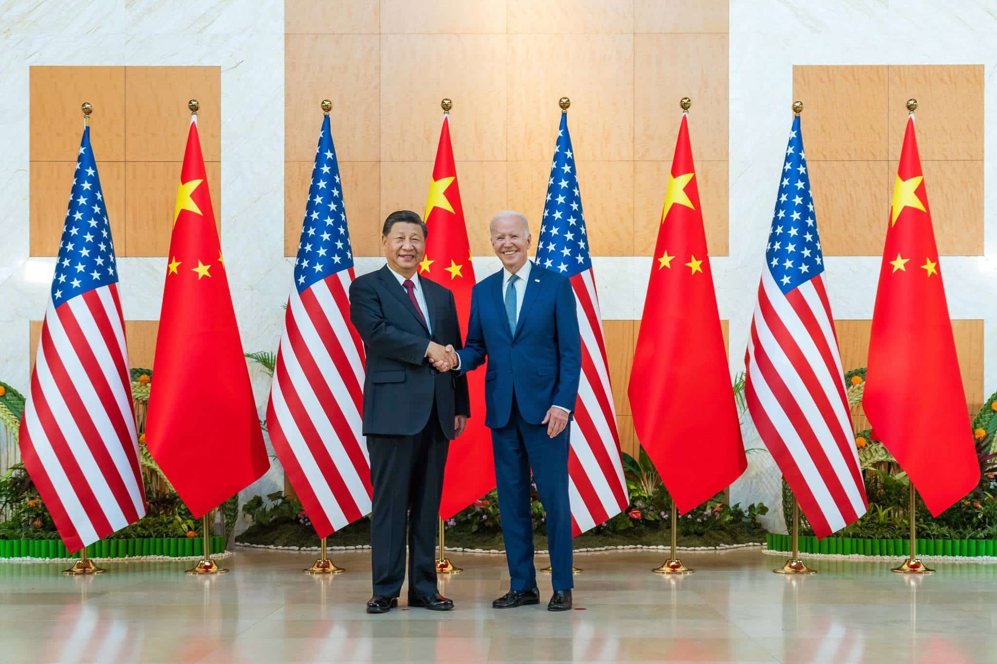 Le président américain Joe Biden serre la main du président chinois Xi Jinping lors de leur rencontre en marge du sommet des dirigeants du G20 à Bali, en Indonésie, le 14 novembre 2022. 
Crédit : EPN/Newscom/SIPA
