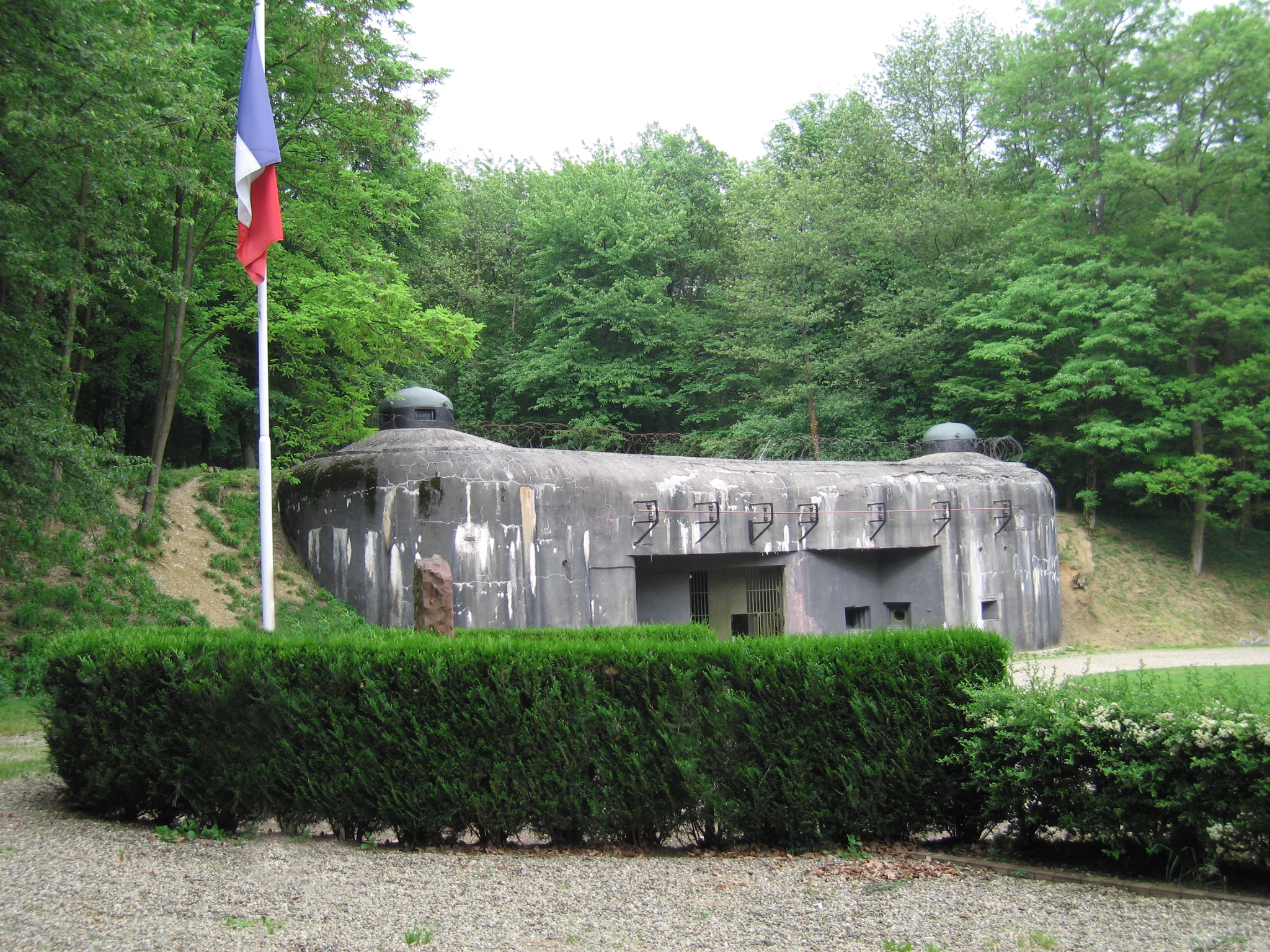 L'entrée des munitions de l'Ouvrage Schoenenbourg le long de la Ligne Maginot en Alsace.
Wiki commons