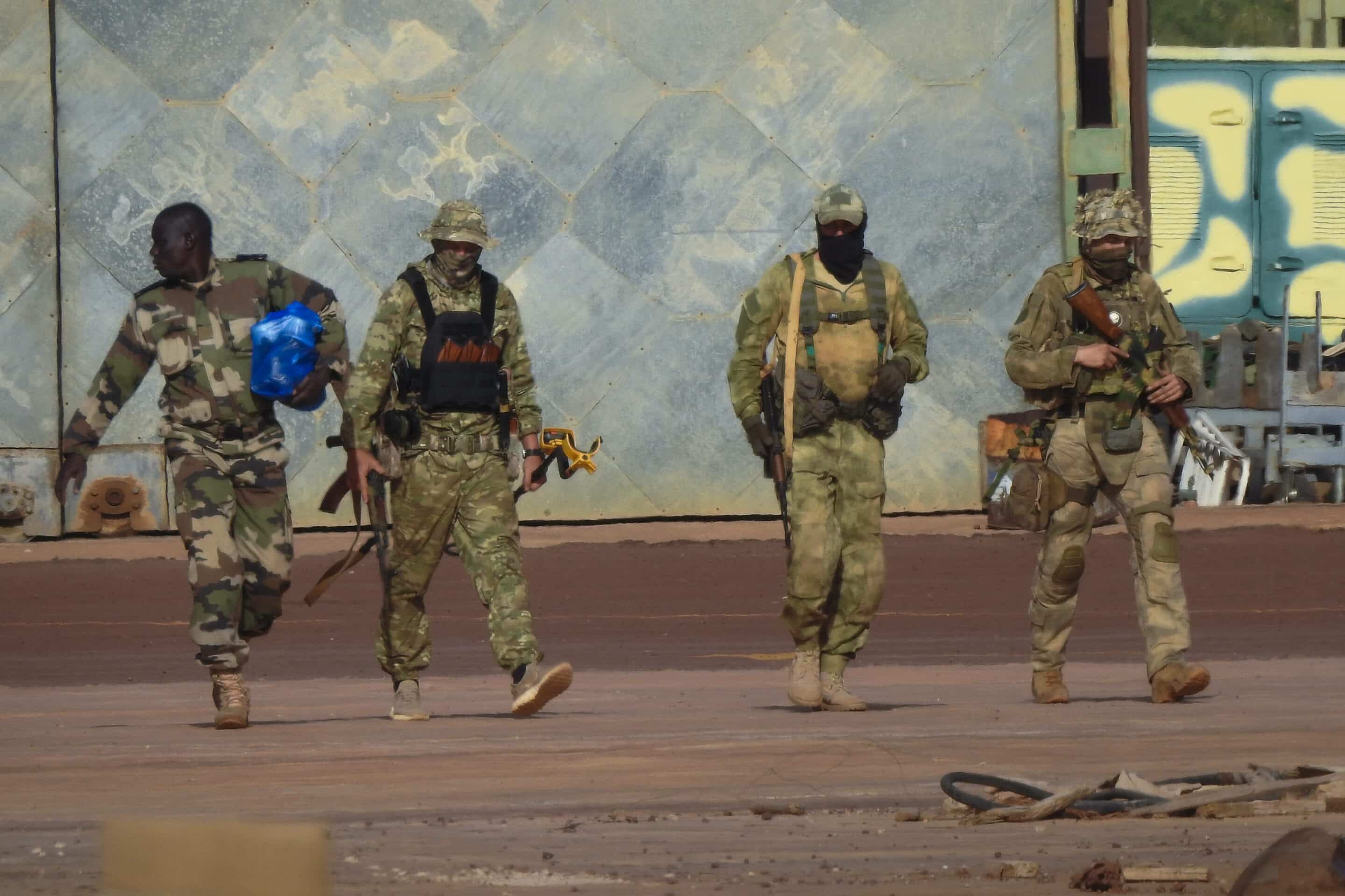 Cette photographie non datée distribuée par l'armée française montre trois mercenaires russes Wagner, à droite, dans le nord du Mali. 
(Armée française via AP, File)/XPL904/23027572220478-0/AP PROVIDES ACCESS TO THIS PUBLICLY DISTRIBUTED HANDOUT PHOTO PROVIDED BY FRENCH MILITARY MANDATORY CREDIT. FILE PHOTO/2301271830