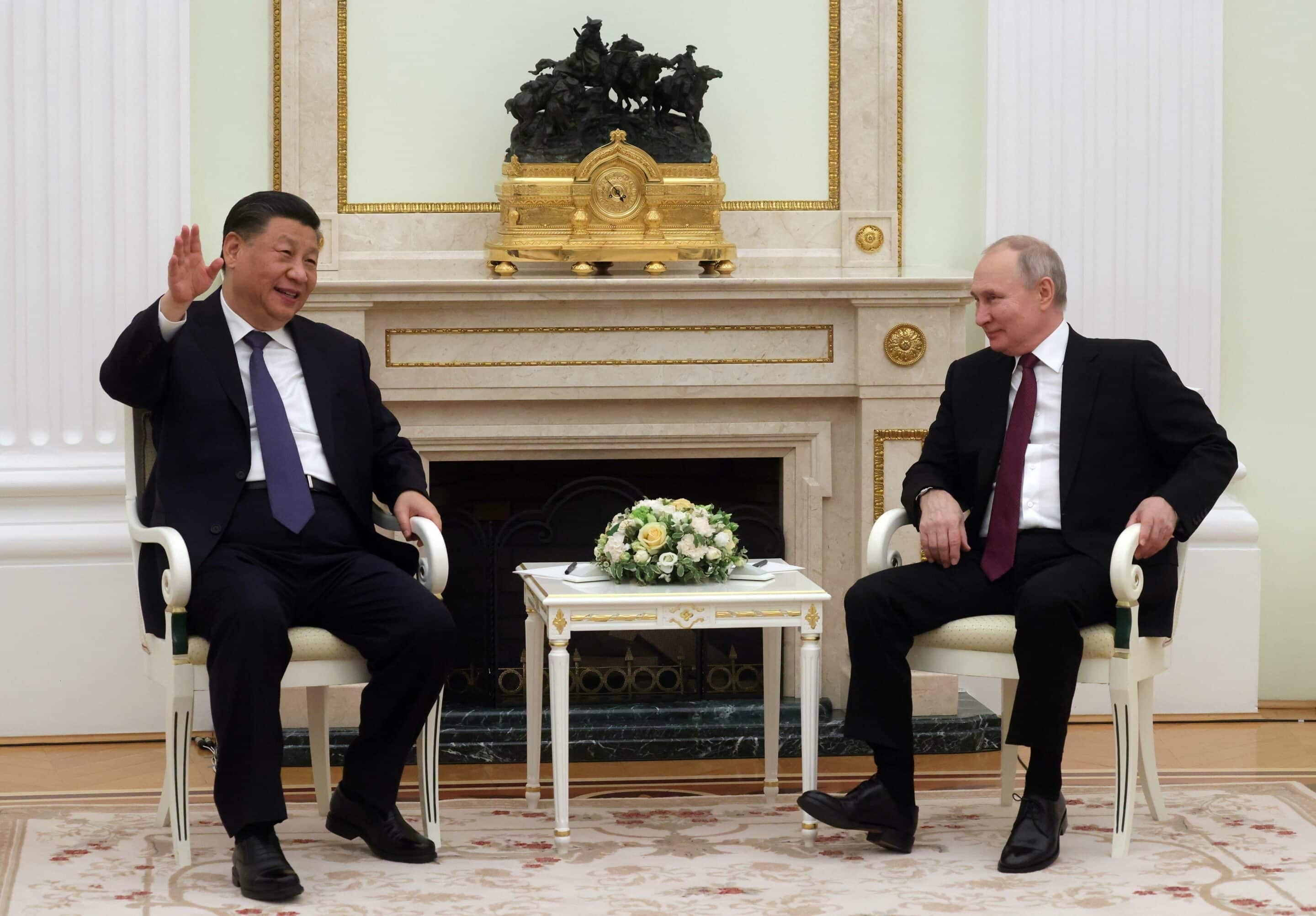 Le président chinois Xi Jinping s'adresse au président russe Vladimir Poutine lors de leur rencontre au Kremlin à Moscou, en Russie, le 20 mars 2023.
Sergei Karpukhin/AP/SIPA