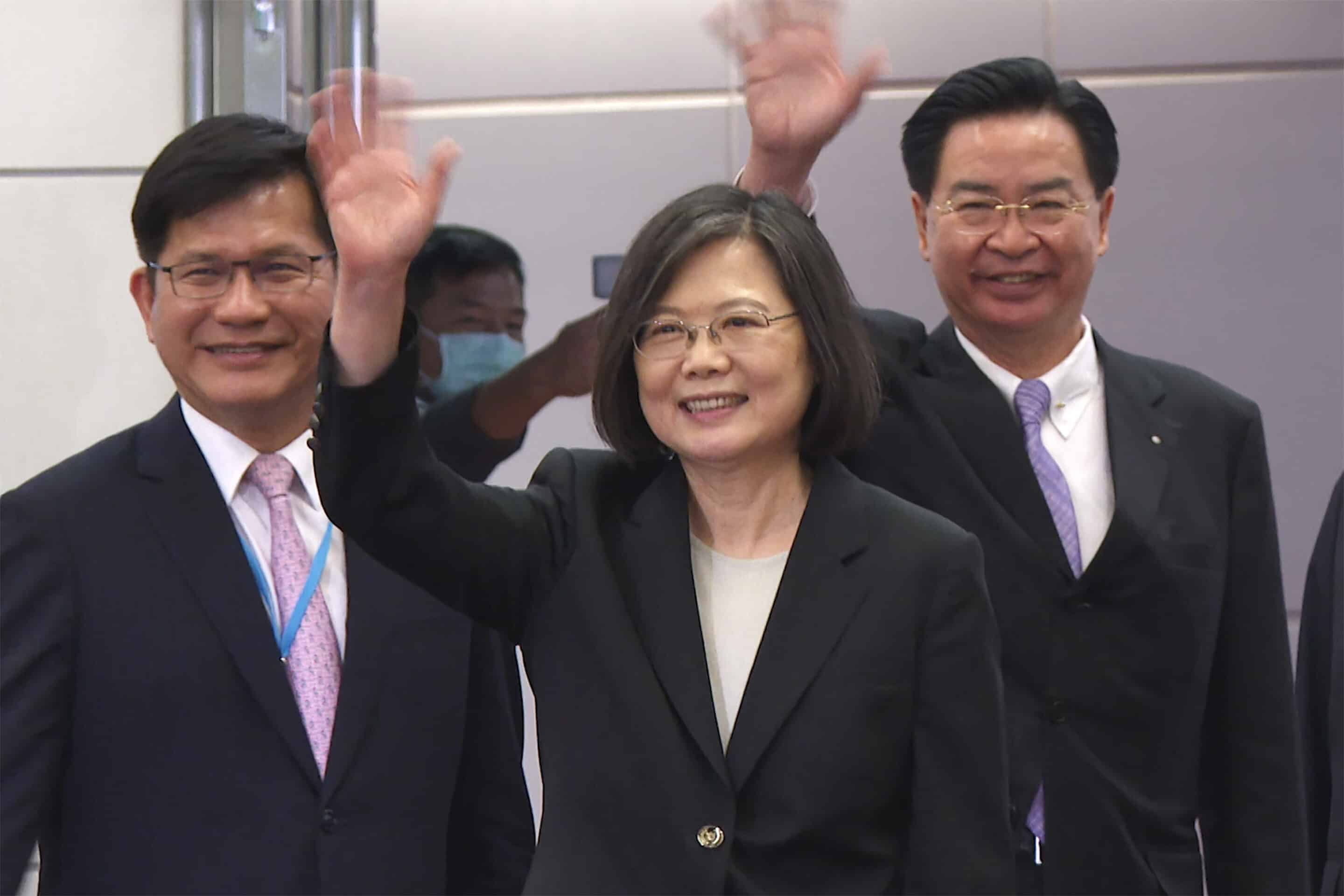 le secrétaire général du bureau présidentiel de Taïwan, Lin Chia-lung, à gauche, la présidente Tsai Ing-wen, au centre, et le ministre des Affaires étrangères Joseph Wu saluent avant le départ de Tsai pour un voyage à l'étranger à l'aéroport international de Taoyuan à Taipei, à Taïwan
Johnson Lai/AP/SIPA