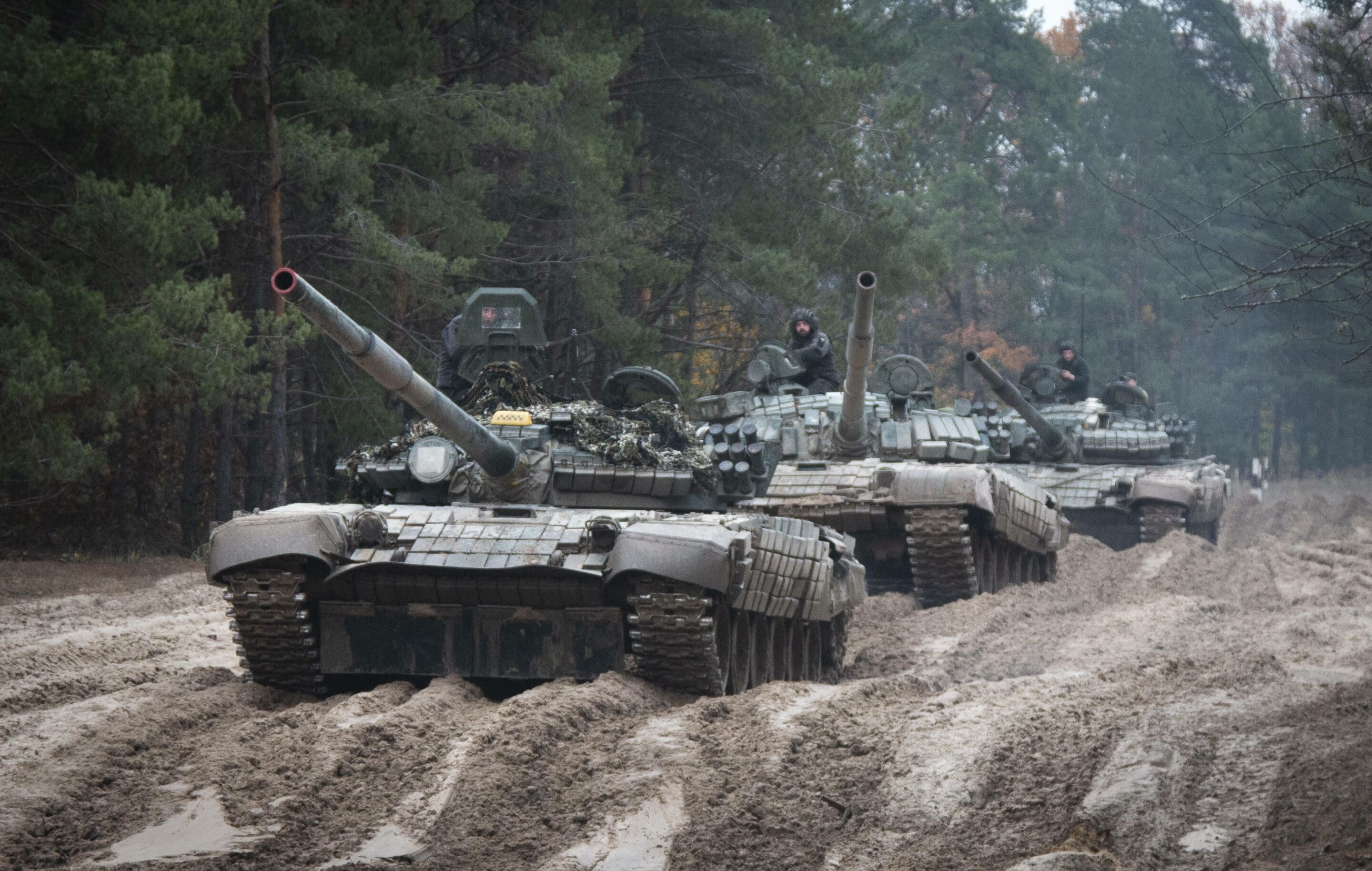 Des soldats ukrainiens montés sur des chars russes T-72 capturés participent à un entraînement militaire près de la frontière entre l'Ukraine et la Biélorussie, près de Tchernihiv, en Ukraine, le vendredi 28 octobre 2022.
 (AP Photo/Aleksandr Shulman, File)/FP509/23089528001166-1/FILE PHOTO/2304010620