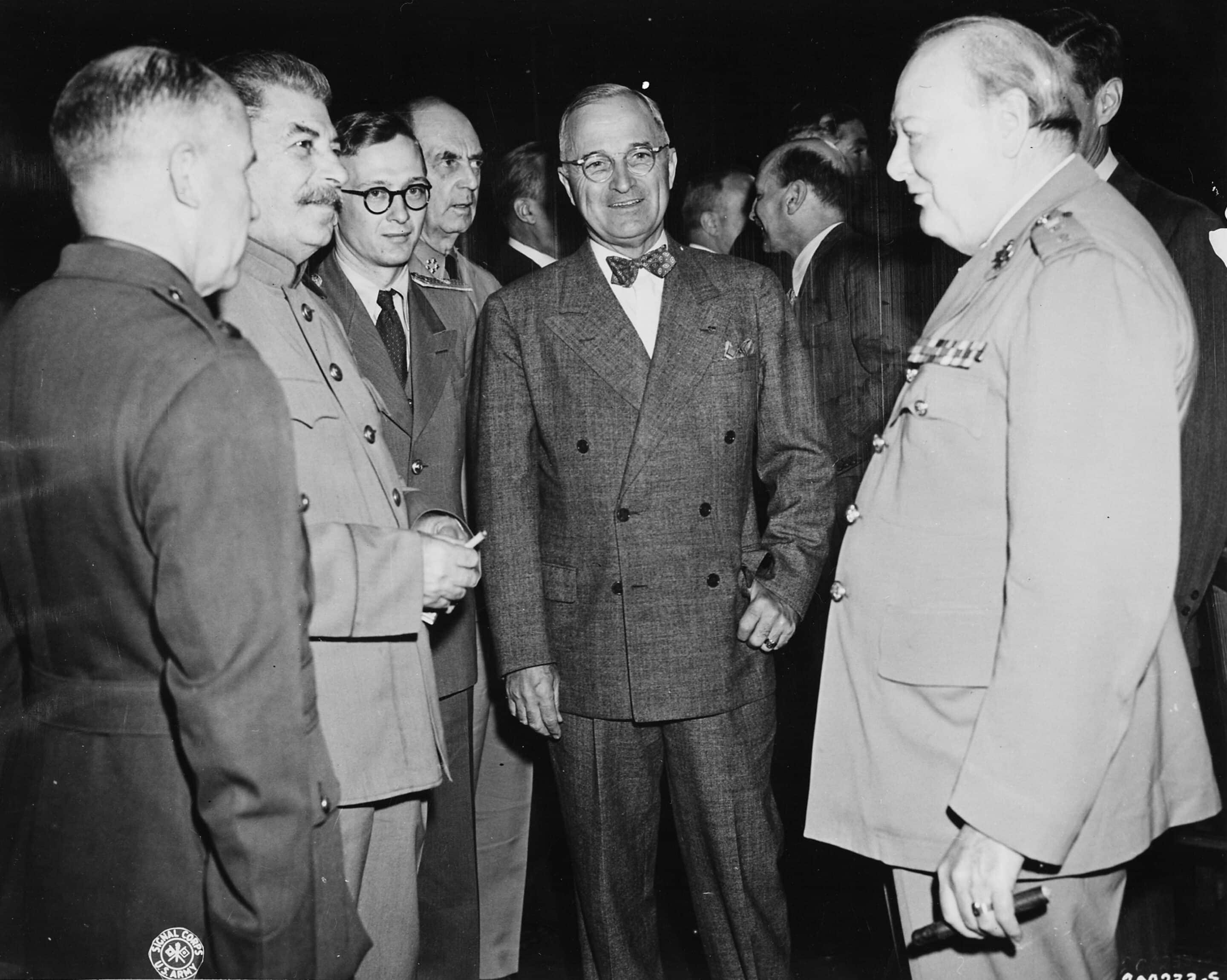 Avec Staline et Truman à la conférence de Potsdam, juillet 1945.
Wiki Commons