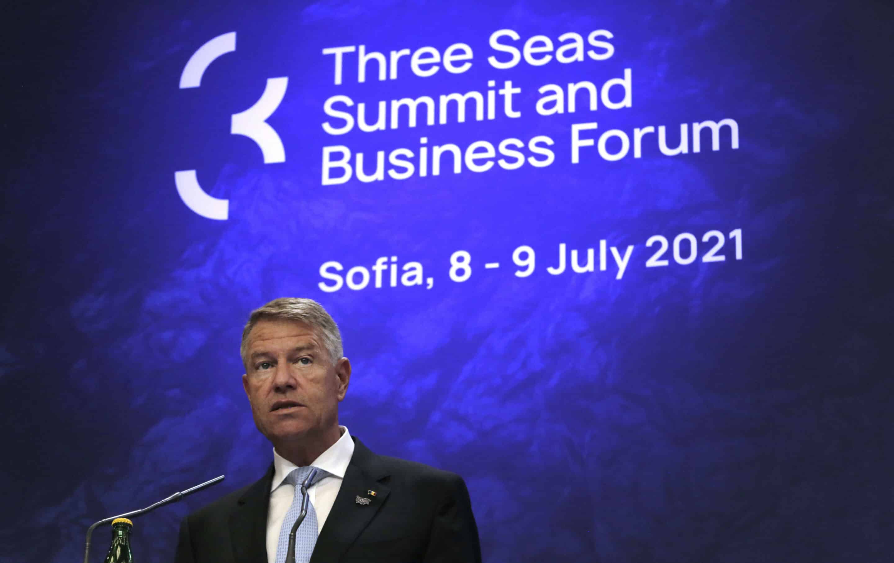 Le président roumain Klaus Iohannis s'exprime lors de la conférence de presse du Sommet des Trois Mers au Palais national de la culture à Sofia, vendredi 9 juillet 2021. (AP Photo/Valentina Petrova)/VP113/21190402475698//2107091316