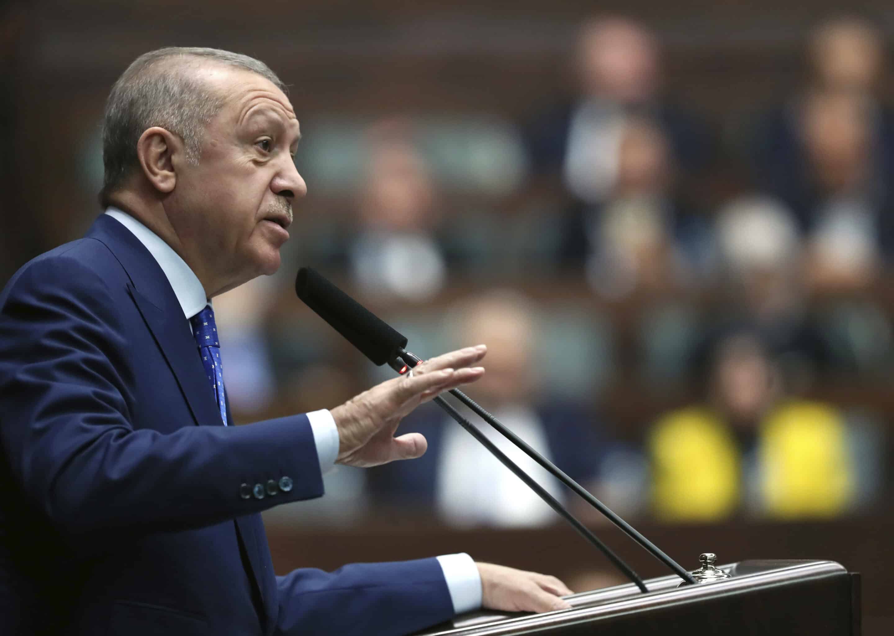 Le président turc Recep Tayyip Erdogan s'adresse aux législateurs de son parti au pouvoir, à Ankara, Turquie, mercredi 18 mai 2022.
(Turkish Presidency via AP Photo)/ANK101/22138433601311/AP PROVIDES ACCESS TO THIS PUBLICLY DISTRIBUTED HANDOUT PHOTO PROVIDED BY TURKISH PRESIDENCY ; MANDATORY CREDIT./2205181437