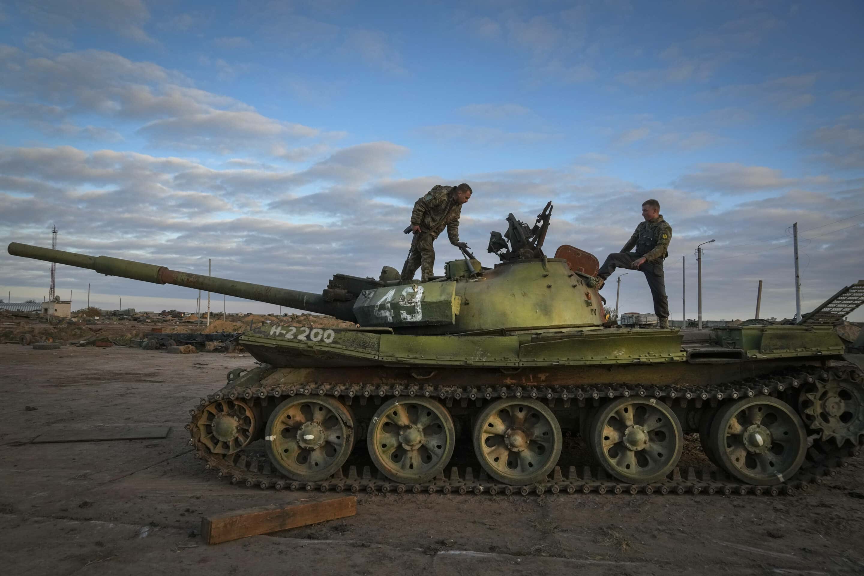 Des soldats ukrainiens inspectent un char russe endommagé dans le village récemment repris de Chornobaivka près de Kherson, en Ukraine, mardi 15 novembre 2022. (AP Photo/Efrem Lukatsky)/XEL108/22319671617587//2211151946