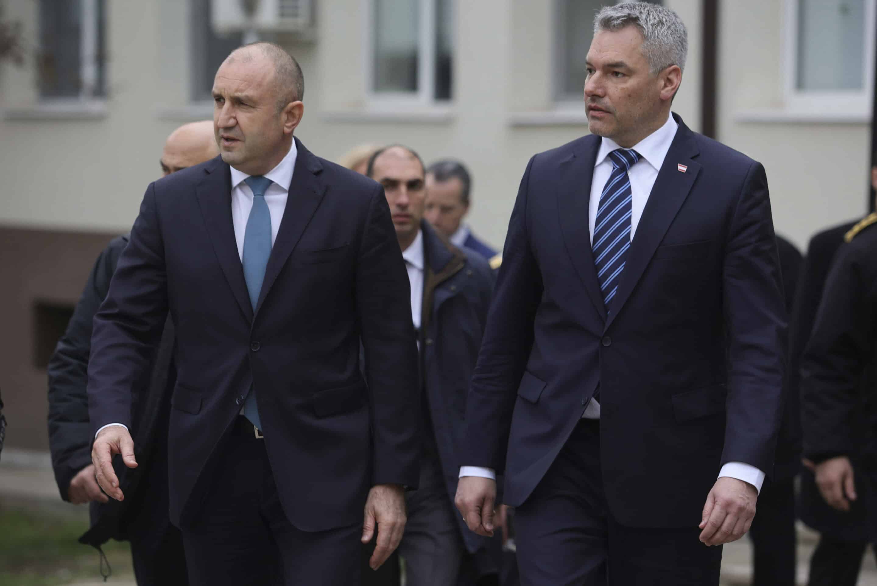 Le chancelier autrichien Karl Nehammer, à droite, et le président bulgare Rumen Radev visitent la direction régionale "Police des frontières" à Elhovo,  lundi 23 janvier 2023.
Valentina Petrova/AP/SIPA