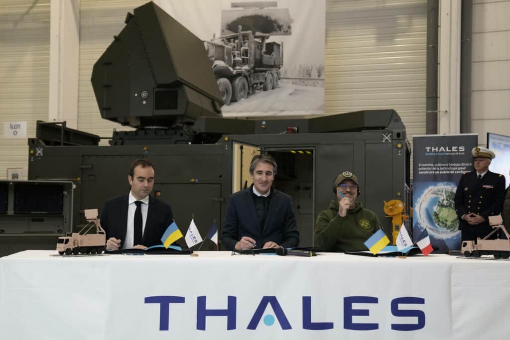 Thales face aux enjeux de l’industrie de Défense. Entretien avec Christophe Salomon Thales face aux enjeux de l’industrie de Défense. Entretien avec Christophe Salomon