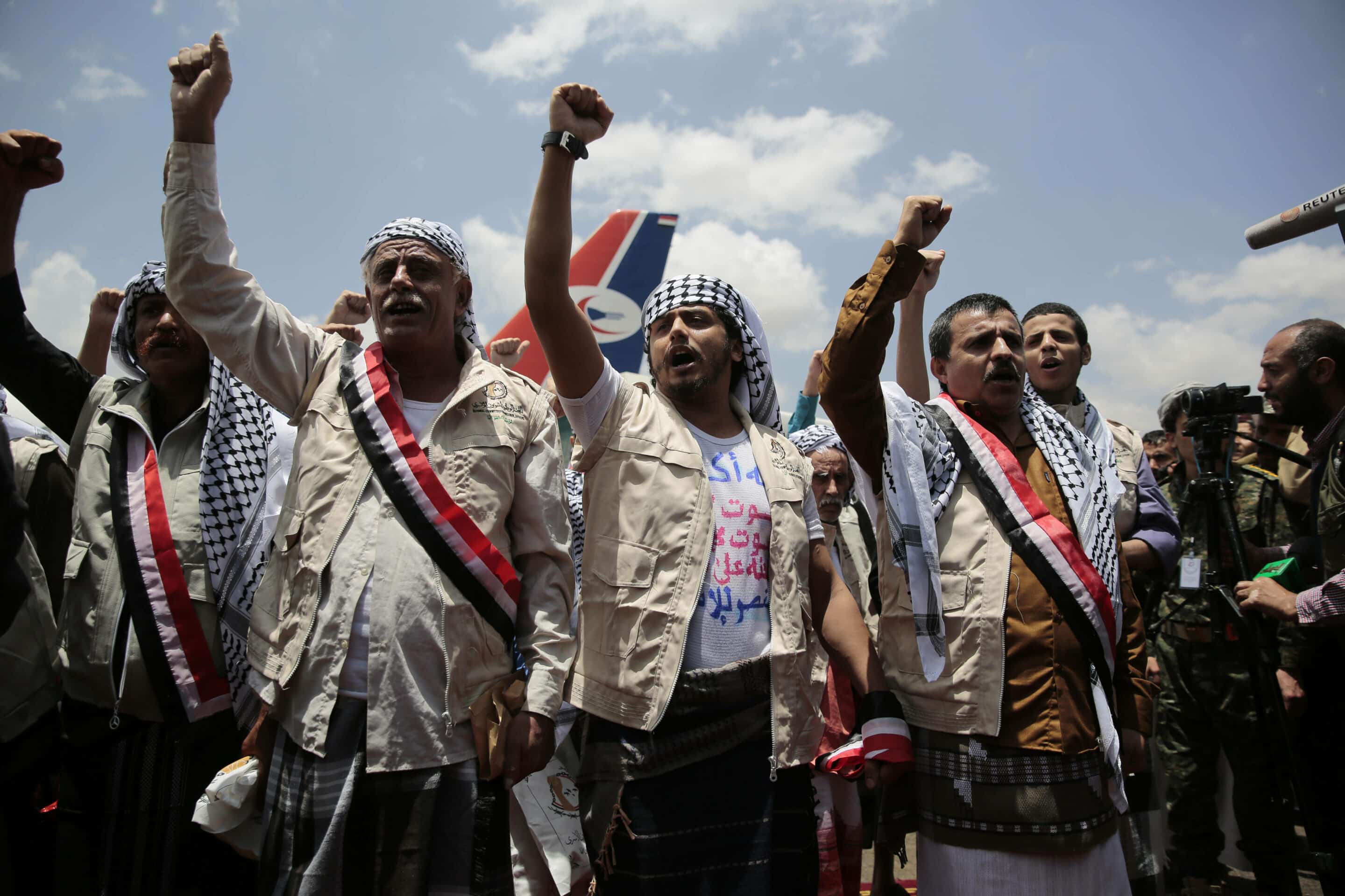 Des prisonniers houthis se réjouissent à leur arrivée à l'aéroport de Sanaa, vendredi 14 avril 2023.
Hani Mohammed/AP/SIPA