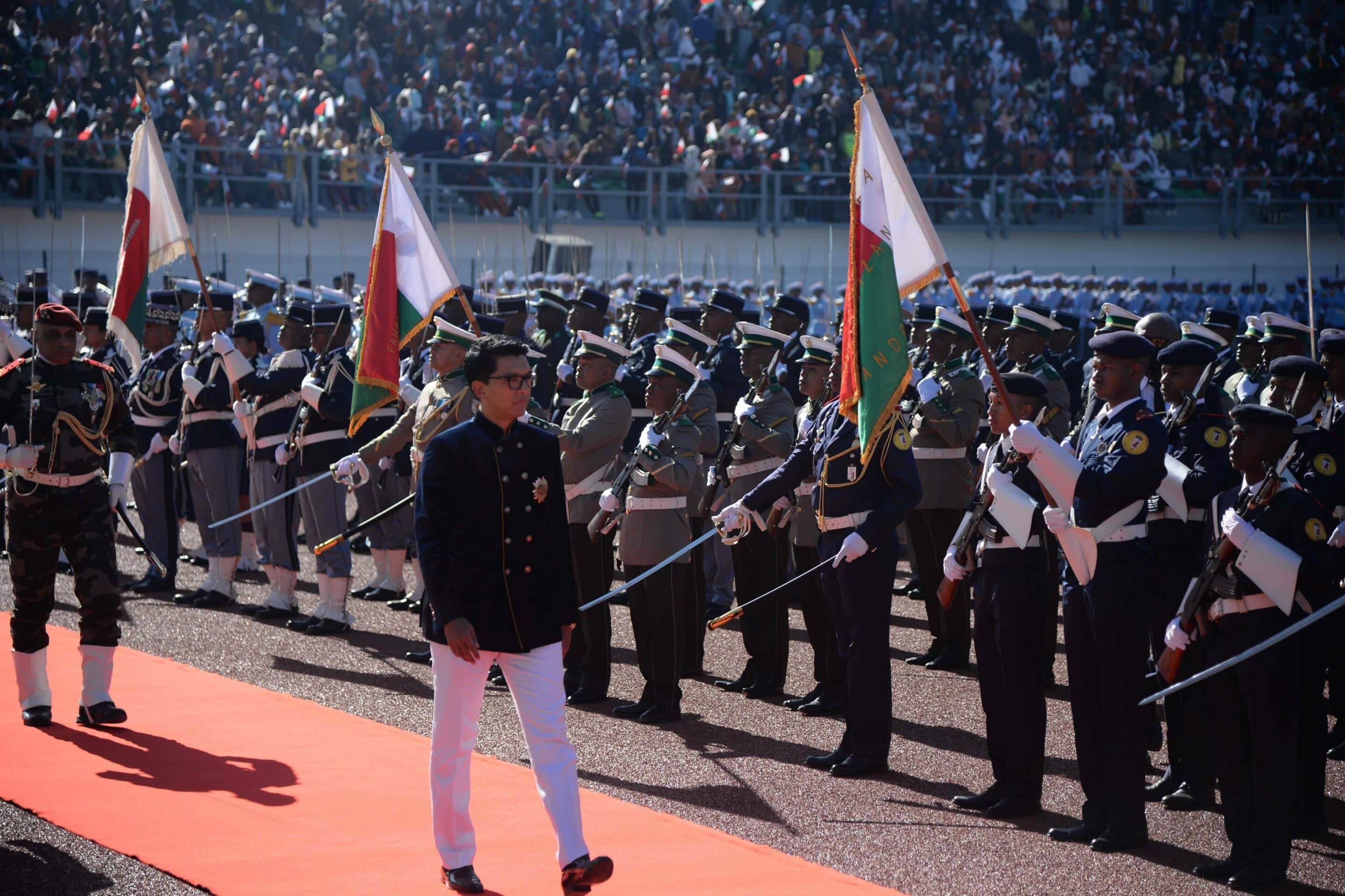 Le président malgache Andry Rajoelina (à gauche, au premier plan) passe en revue les troupes lors d'une célébration marquant le 62e anniversaire de l'indépendance de Madagascar à Antananarivo, capitale de Madagascar, le 26 juin 2022.
CHINE NOUVELLE/SIPA/2206270909