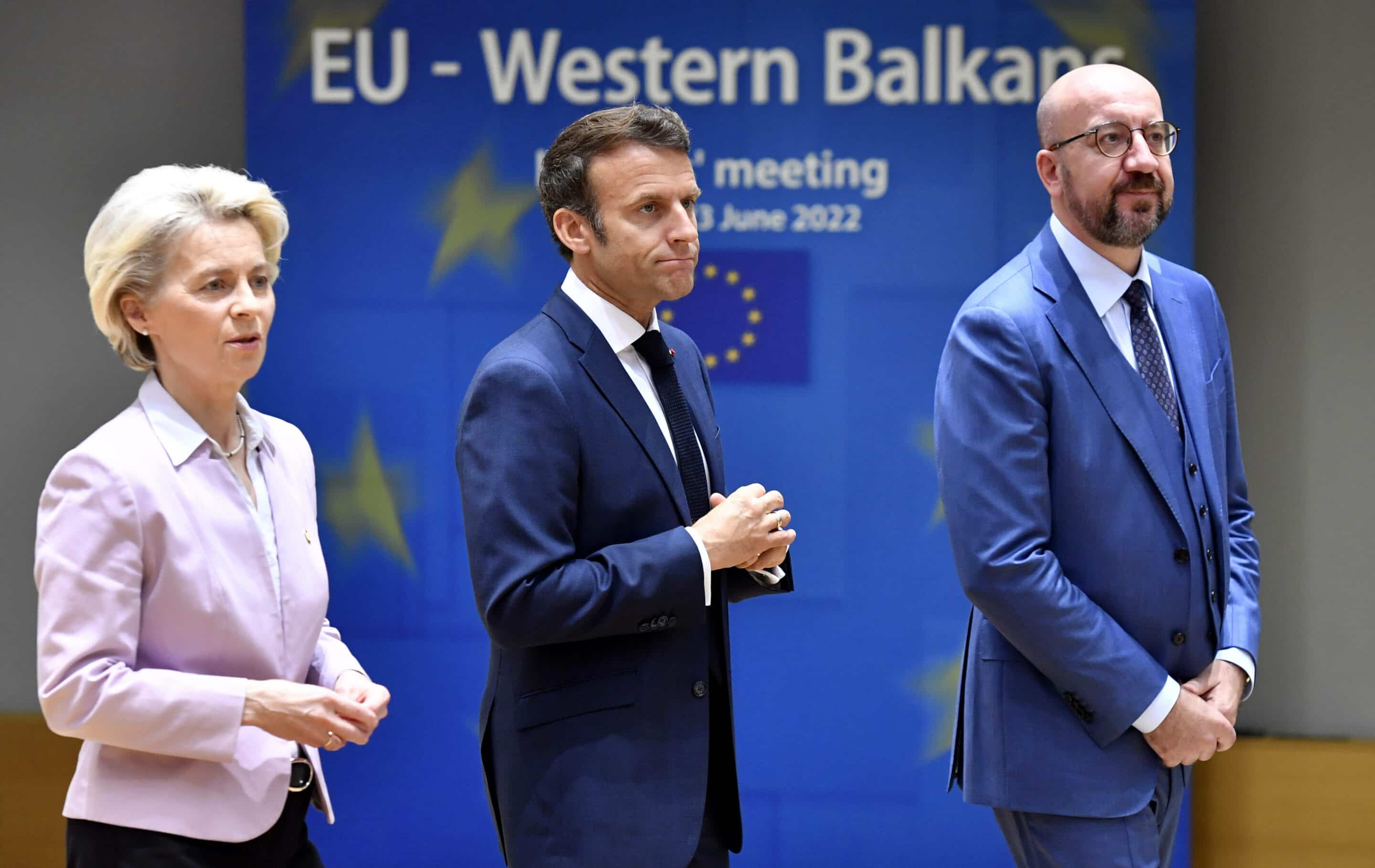 La présidente de la Commission européenne Ursula von der Leyen, à gauche, le président français Emmanuel Macron, au centre, et le président du Conseil européen Charles Michel, à droite, arrivent pour une table ronde lors d'un sommet de l'UE à Bruxelles, jeudi 23 juin 2022.
Geert Vanden Wijngaert/AP/SIPA