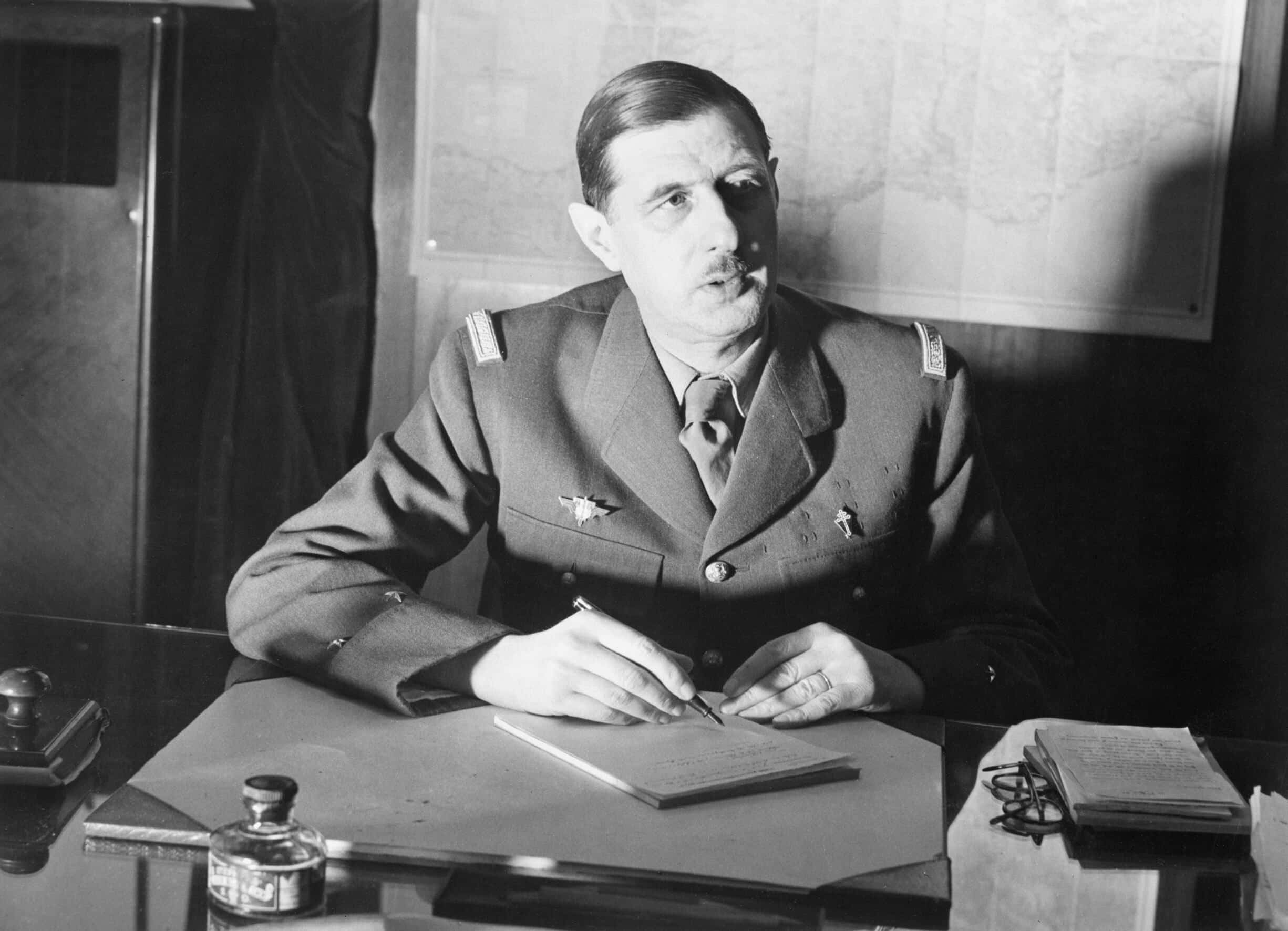 Le général de Gaulle dans son bureau de la France libre à Londres.
WikiCommons