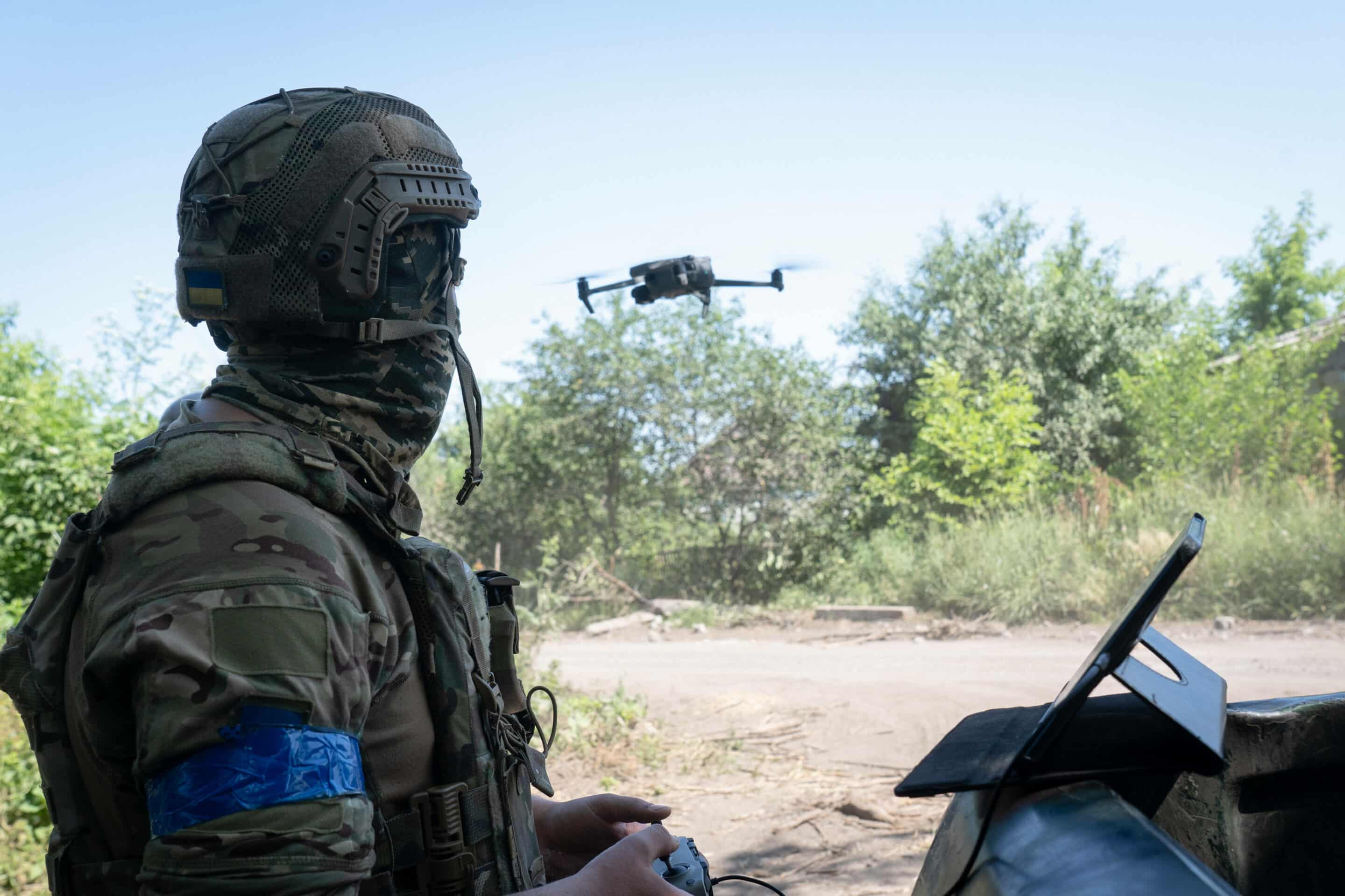 Un soldat fait la démonstration d'une mission de drone dans le village nouvellement libéré de Storozheve. 
- Ashley Chan / SOPA//SOPAIMAGES_SOPA0439/Crédit:SOPA Images/SIPA/2306260936