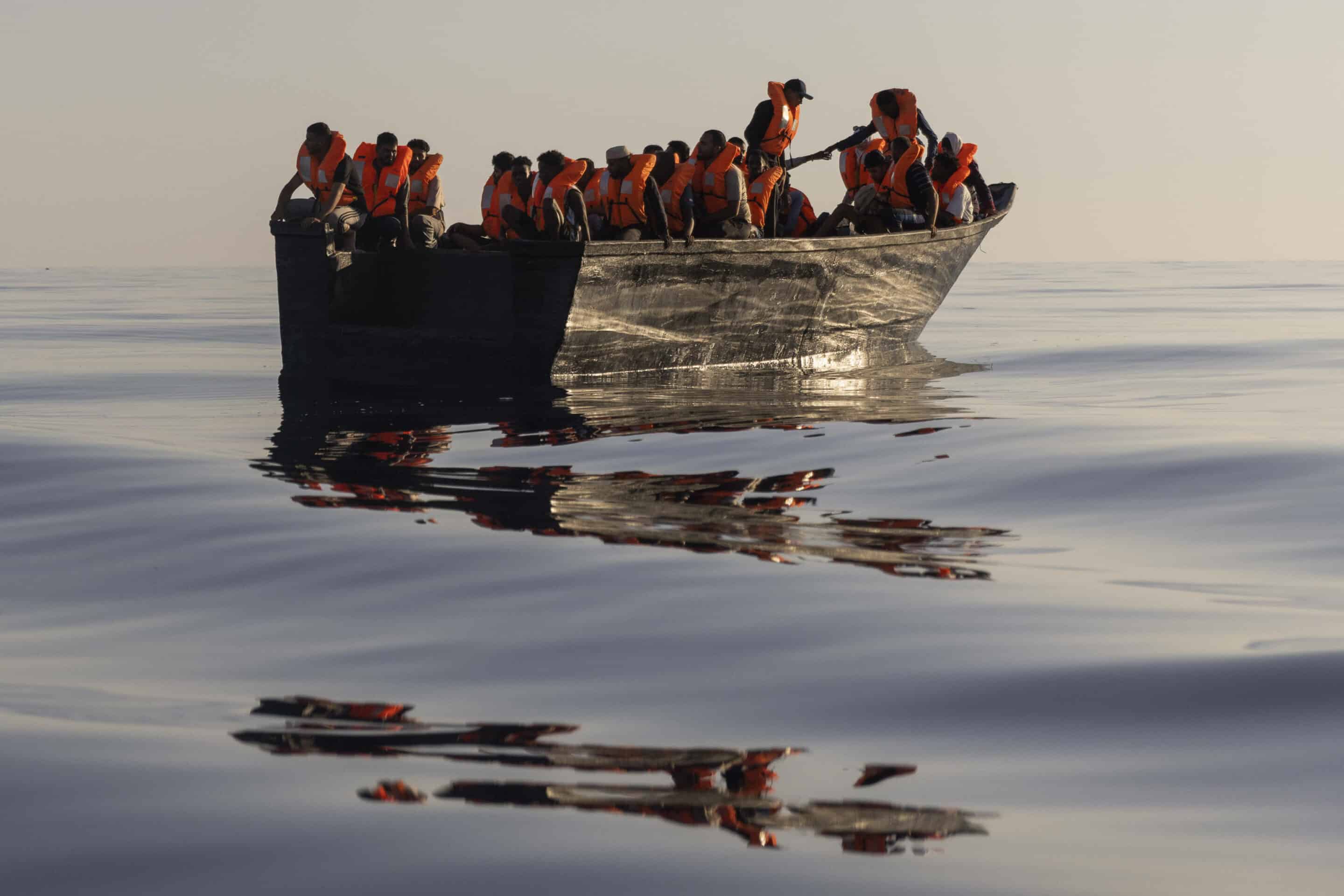 Des migrants équipés de gilets de sauvetage fournis par les volontaires de l'Ocean Viking.
 Jeremias Gonzalez/AP/SIPA