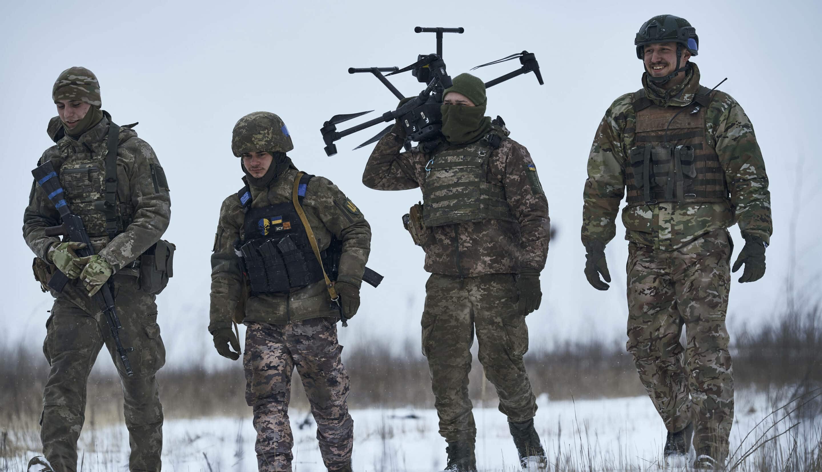 Des soldats ukrainiens transportent un drone près de la ligne de front près d'Avdiivka, dans la région de Donetsk, en Ukraine, le vendredi 17 février 2023.
(AP Photo/Libkos)/XEL118/23048641259990-0//2302171858