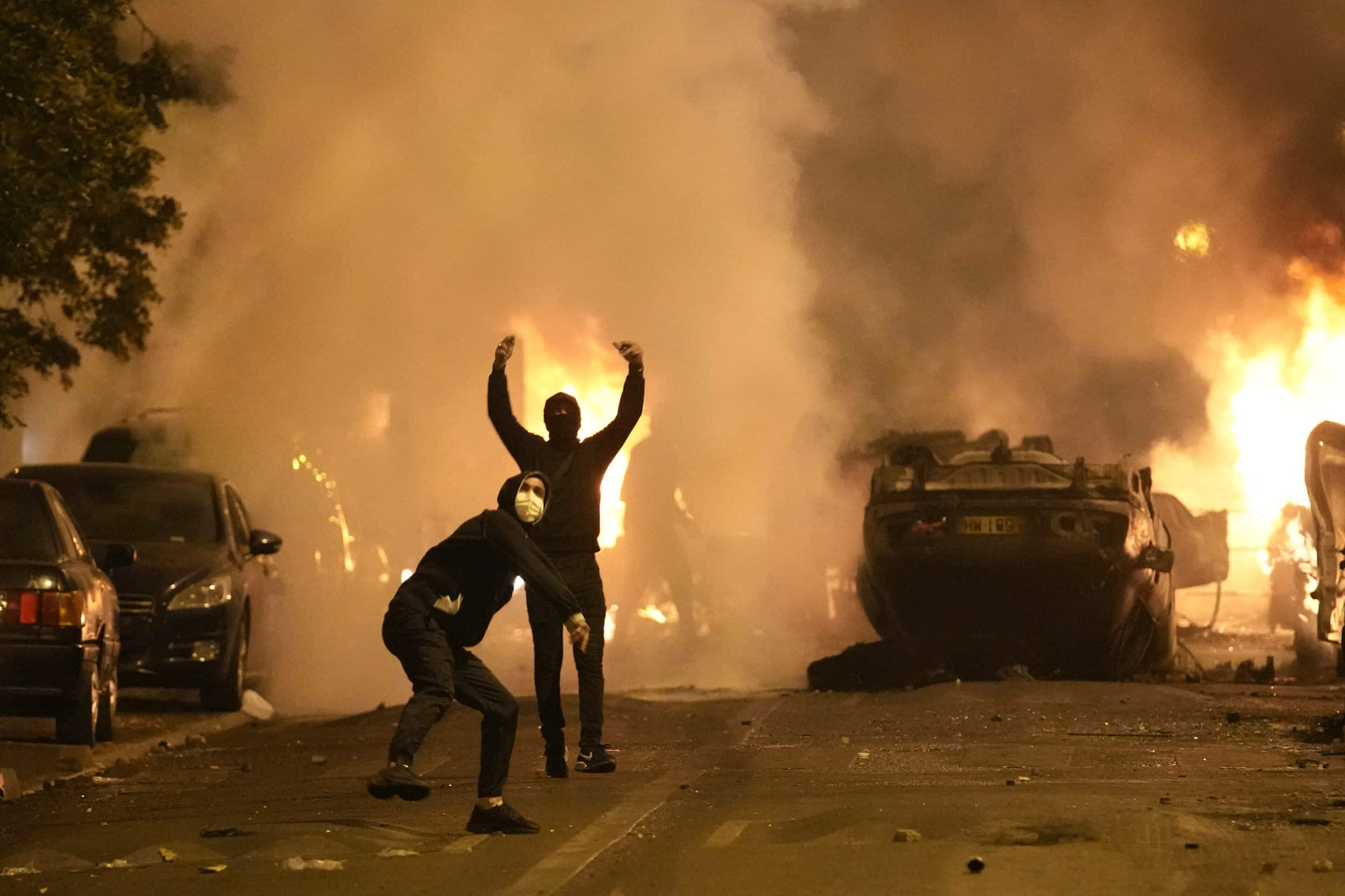 Des jeunes affrontent les forces de police à Nanterre, près de Paris, le jeudi 29 juin 2023.
Christophe Ena/AP/SIPA