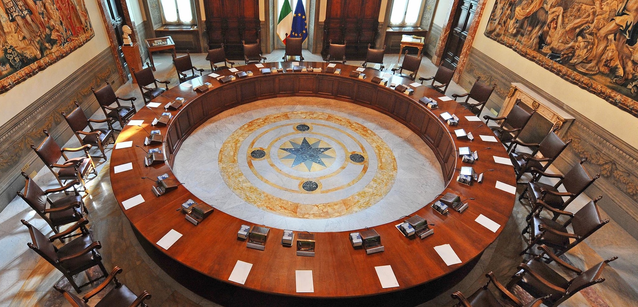 La salle du Conseil italien des ministres au palais Chigi.
Wiki commons