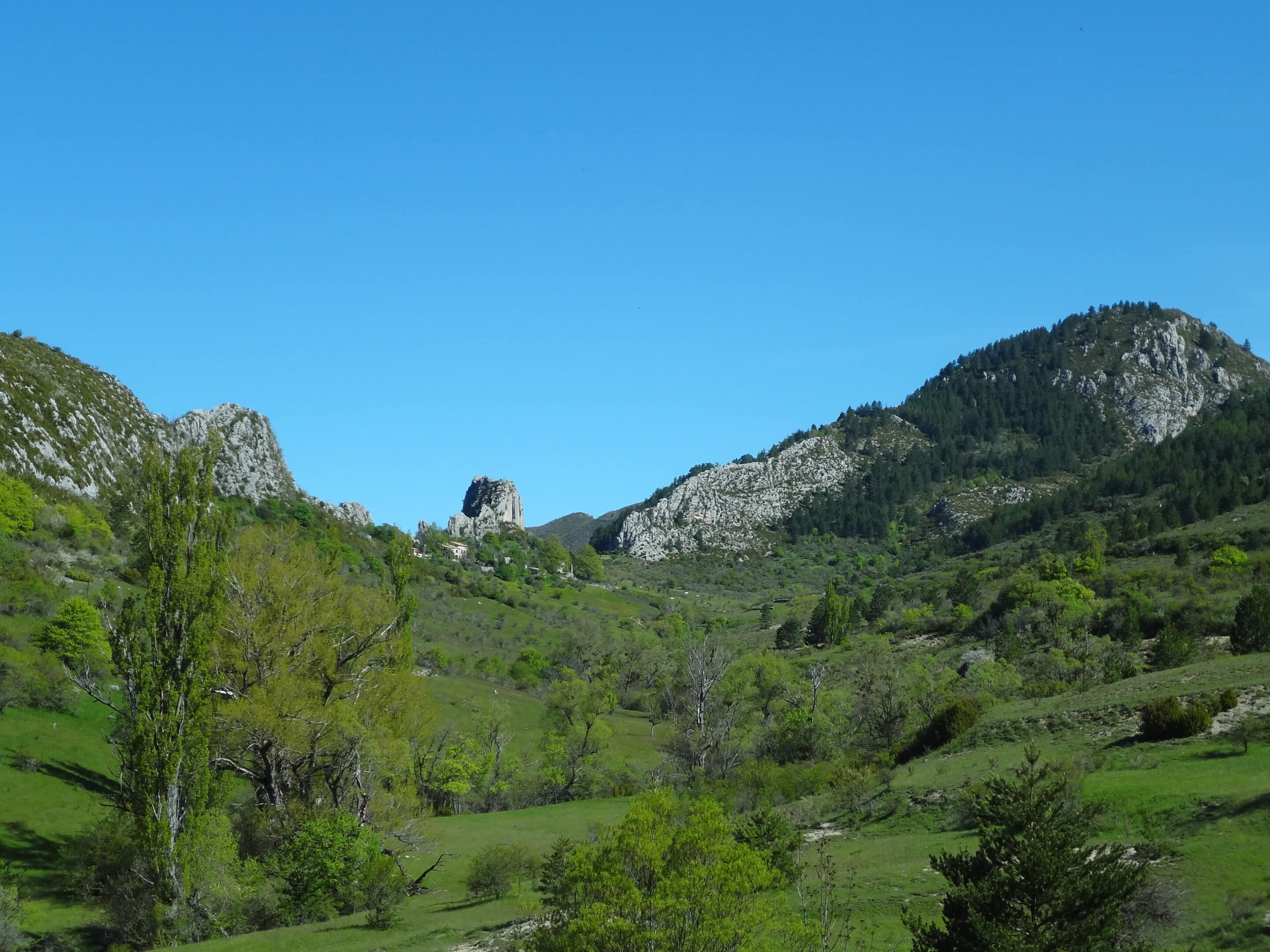 Le site et le village du Poil, vu du sud-est.
Wiki Commons