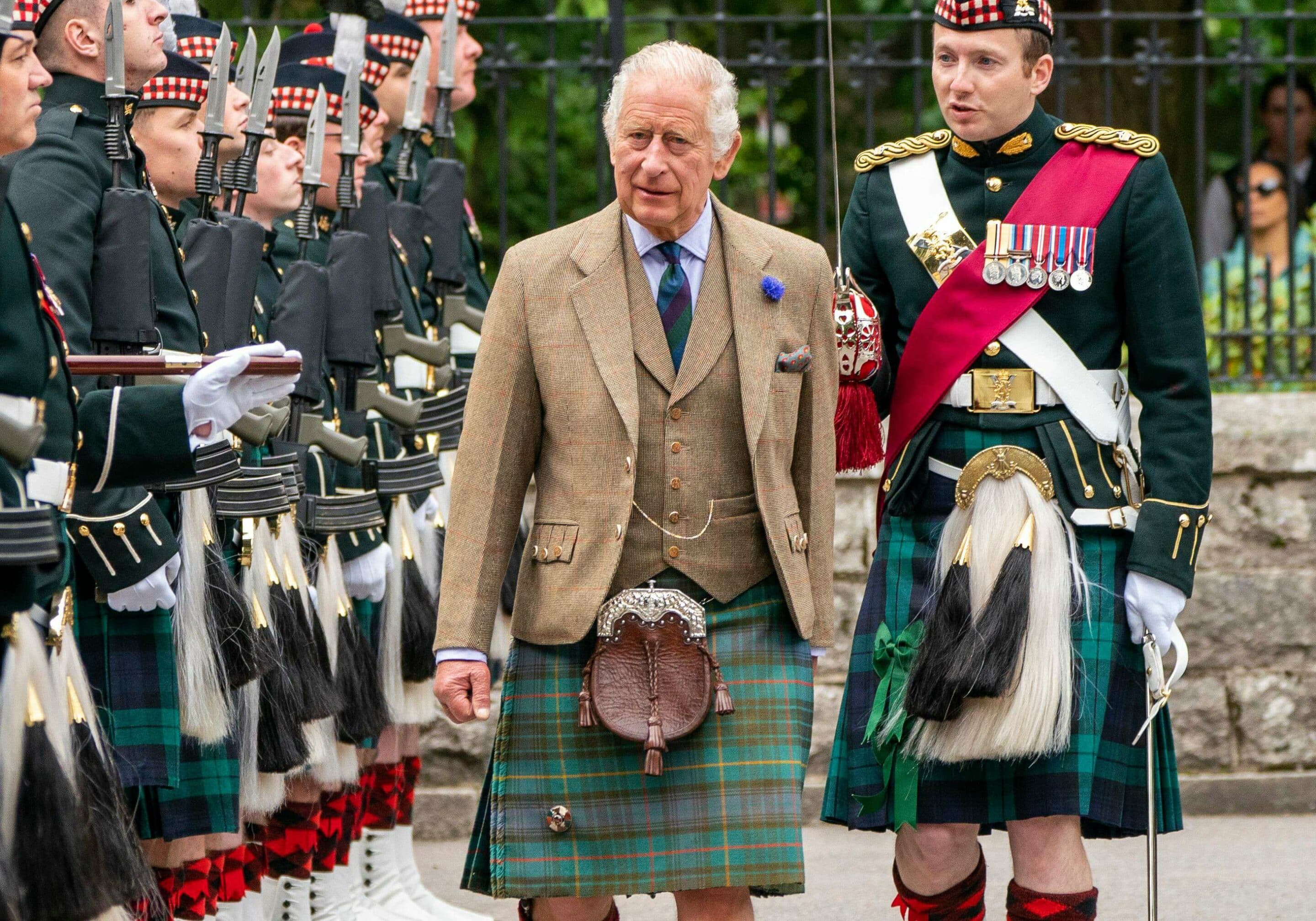 Charles III passe ses troupes en revue à Balmoral. Credit: Photo by Jane Barlow/WPA Pool/Shutterstock (14061685ag)