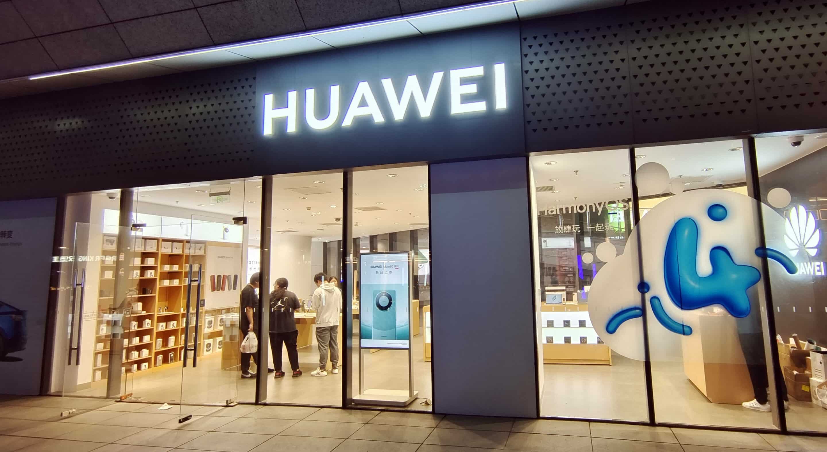 Les clients découvrent le nouveau téléphone phare de Huawei. Photo by CFOTO/Sipa USA