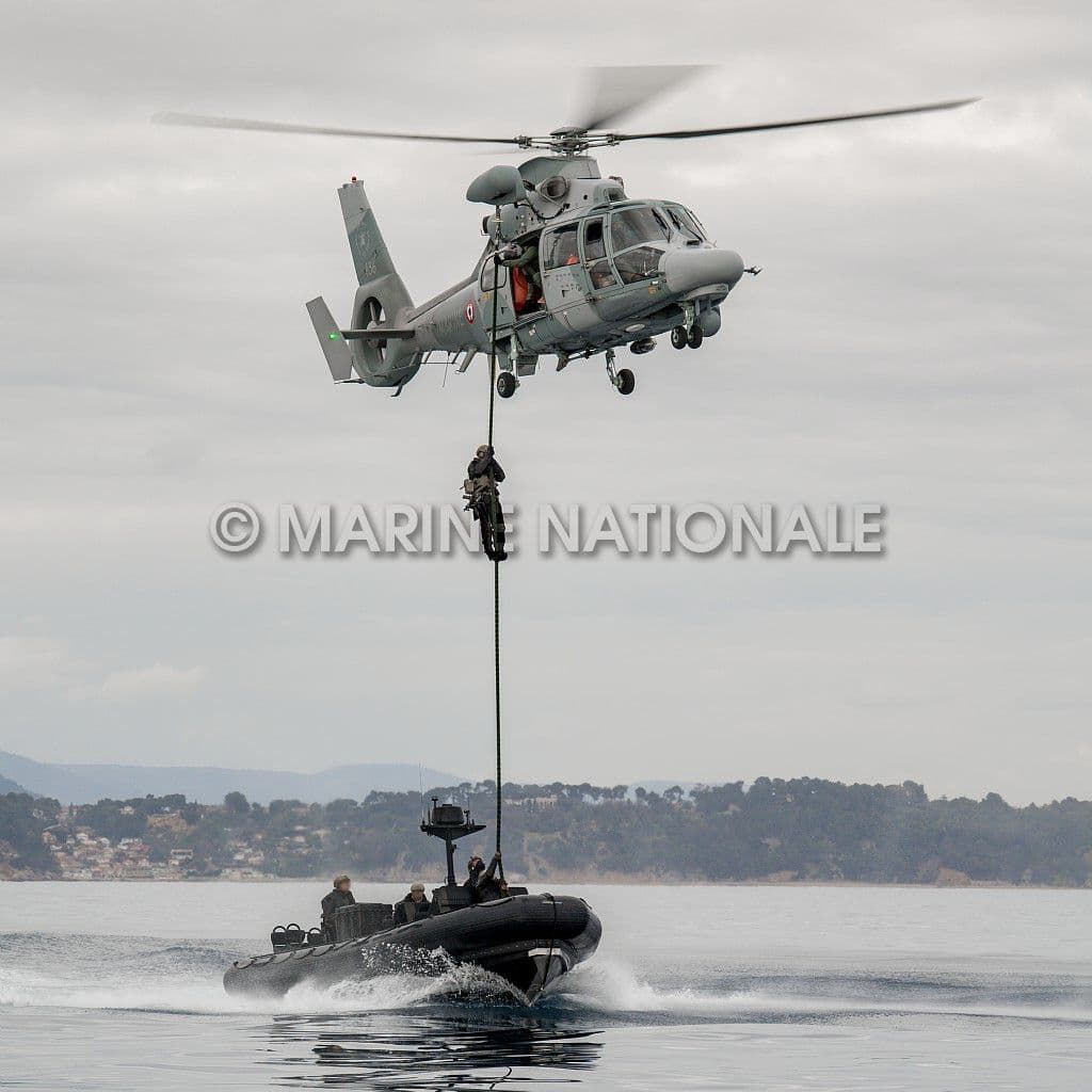 Mars 2022, les membres du commando Hubert s'entraînent au treuillage et aux cordes lisses depuis un Panther de la
Marine nationale au large de Toulon.
A l'image : les membres du commando descendent à bord de l'ECUME en corde lisse. ©Jonathan Bellenand/Marine Nationale/Défense