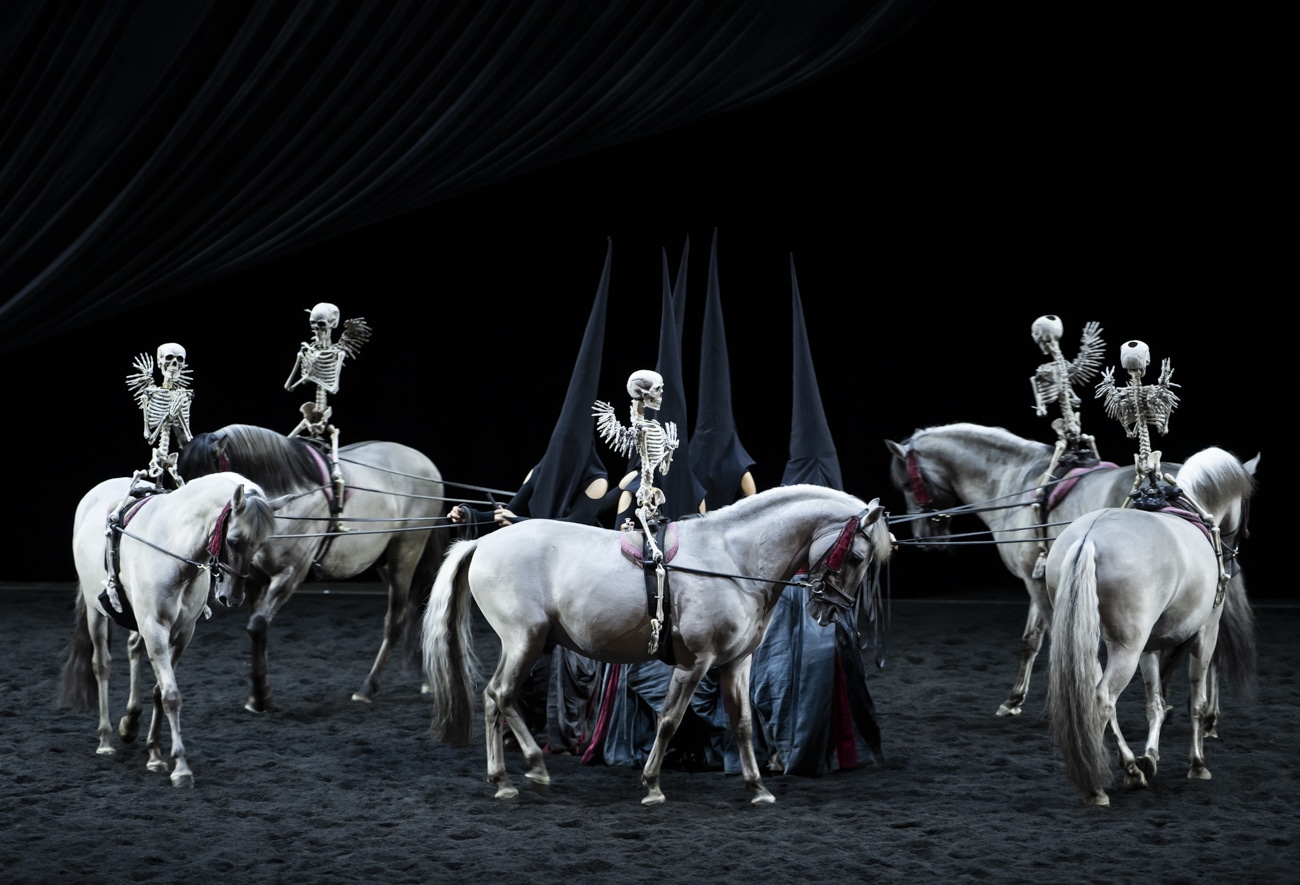 Bartabas fait danser ses chevaux au son du Requiem de Mozart