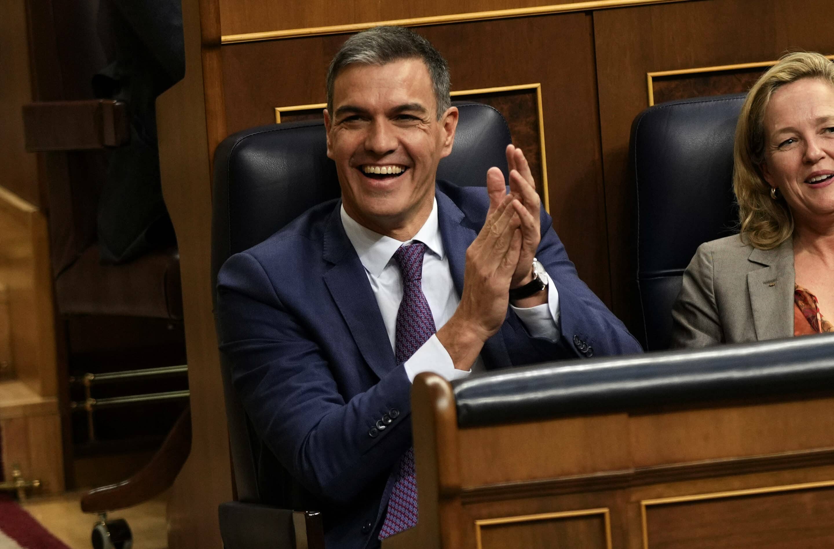 Pedro Sanchez tout sourire. Il a perdu et en même temps gagné. (AP Photo/Bernat Armangue)