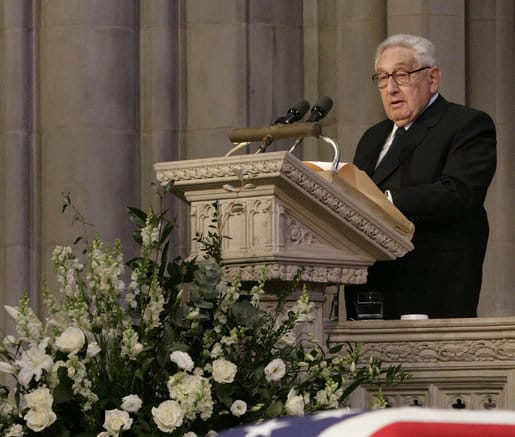 Kissinger lors des funérailles de Gérald Ford en 2007. (c) wikipédia