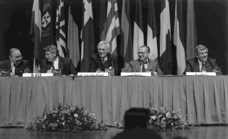 Conférence de presse avec les ministres néerlandais Wim Kok, Hans van den Broek et Ruud Lubbers, après le Conseil européen du 9-10 décembre 1991 à Maastricht, qui mène au Traité de Maastricht (1992). CC BY-SA 3.0