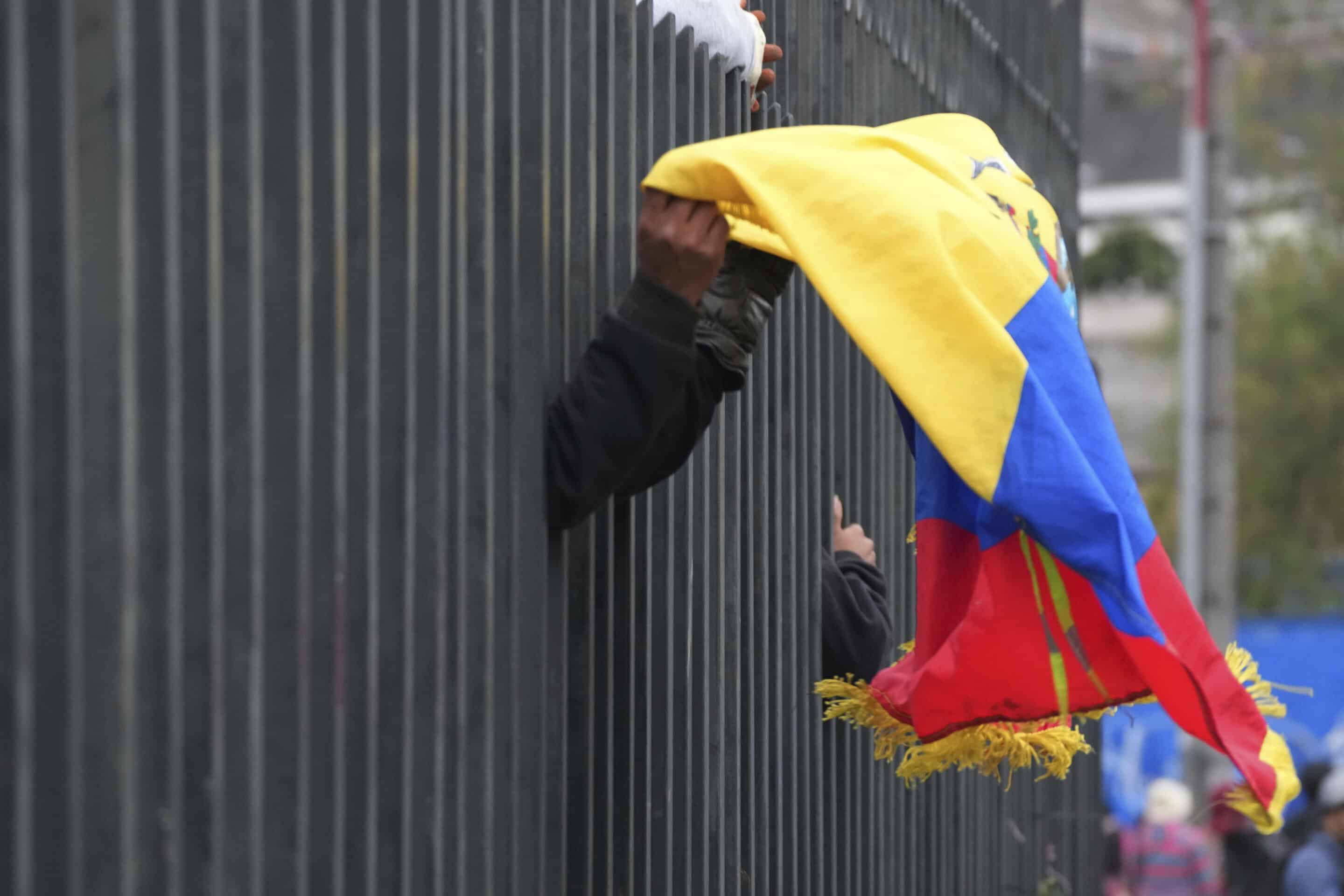 Un indigène brandit un drapeau équatorien devant la Maison de la Culture (AP Photo/Dolores Ochoa)/DOR111/22176069724286//2206250419